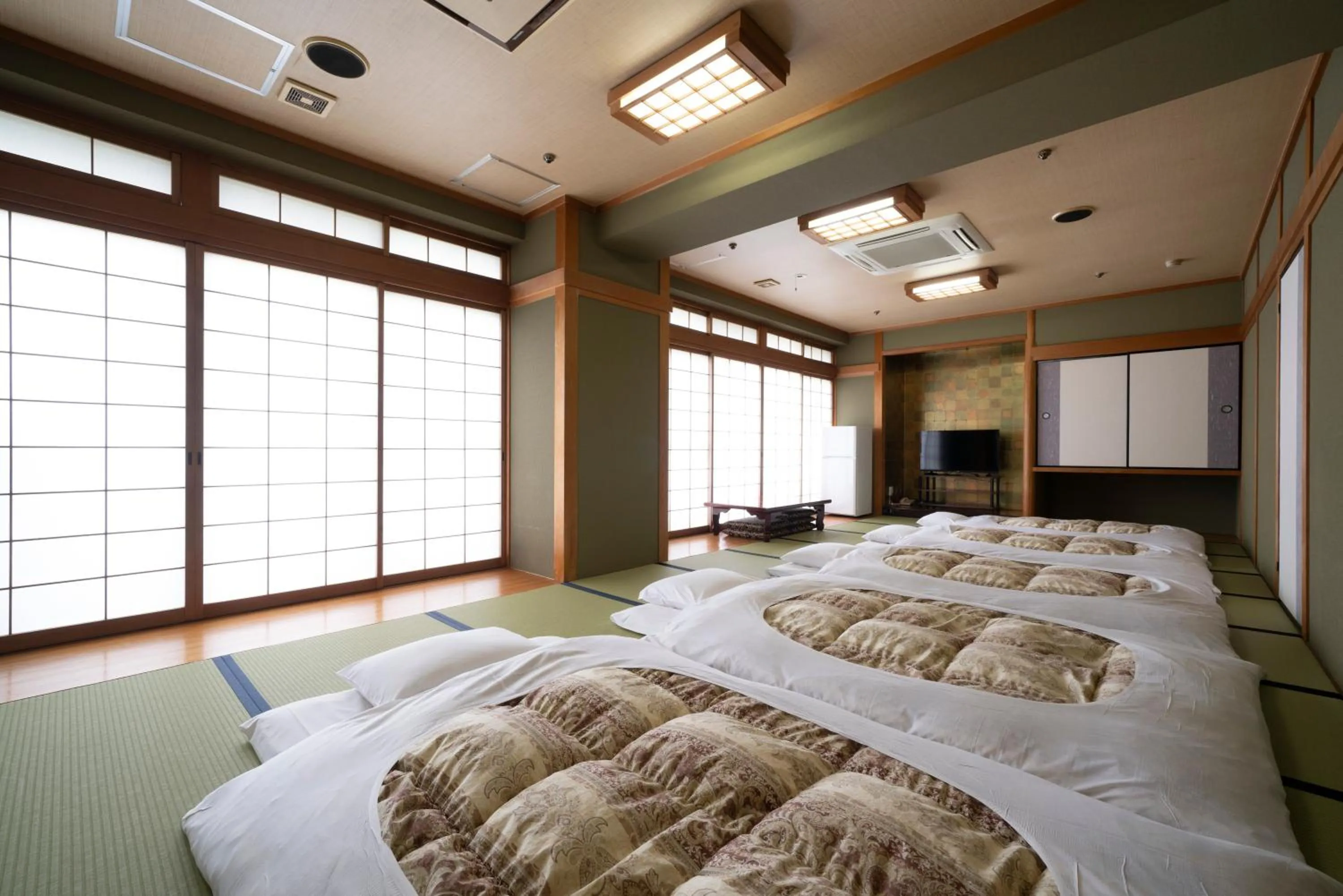 Photo of the whole room, Bed in Royal Hotel Uohachi