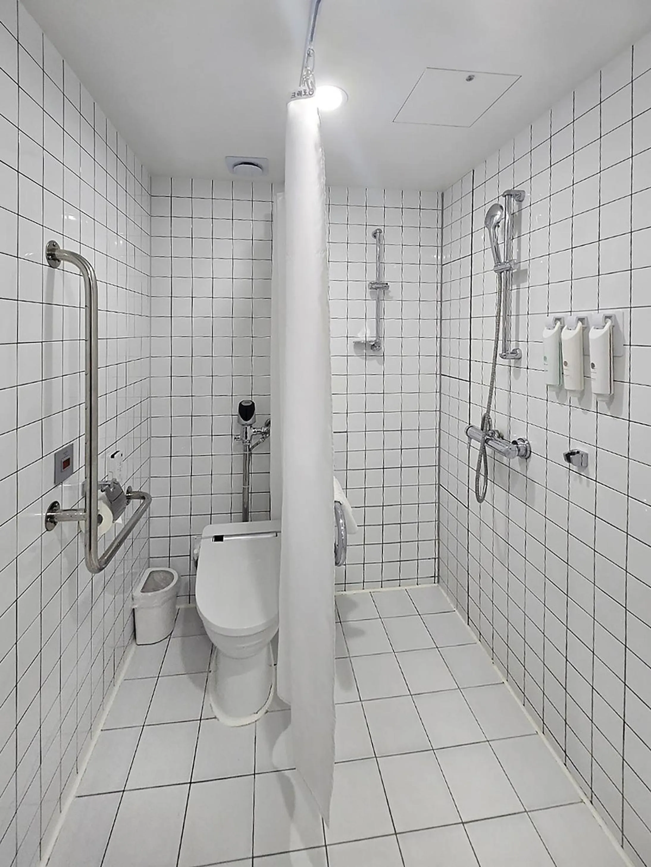 Shower in Creto Hotel Myeongdong