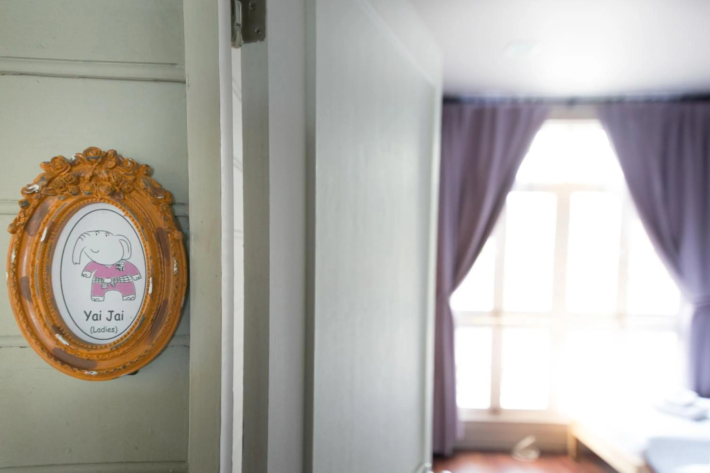 Decorative detail in Dorm of Happiness by Tharaburi Resort