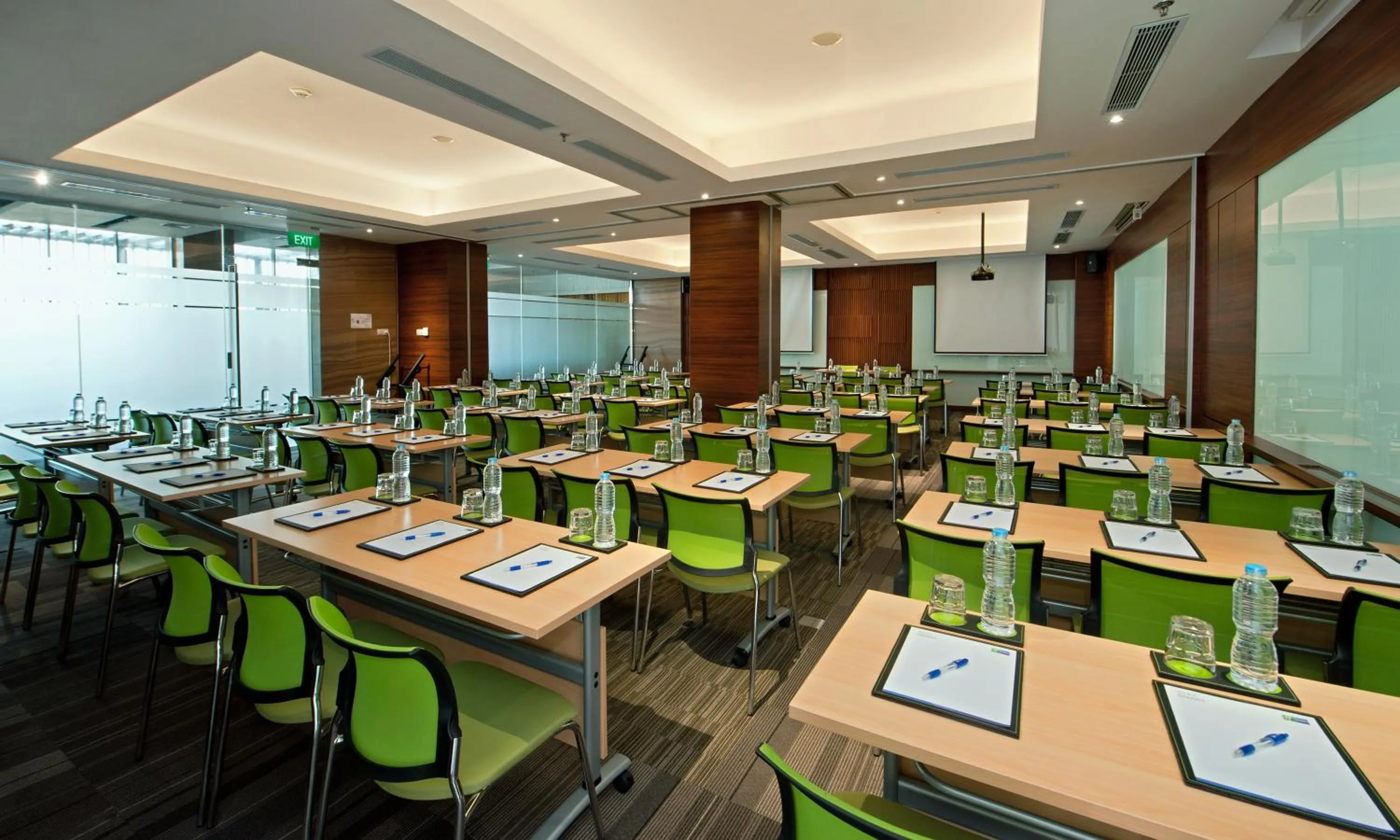 Meeting/conference room in Holiday Inn Express Semarang Simpang Lima by IHG