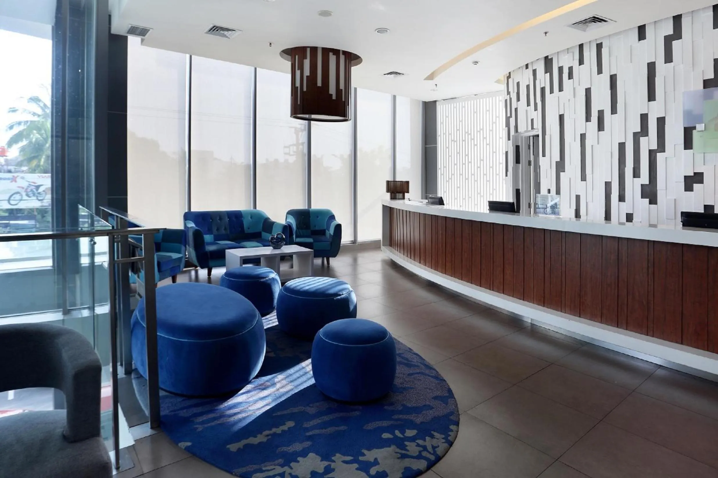 Lobby or reception in Holiday Inn Express Semarang Simpang Lima by IHG