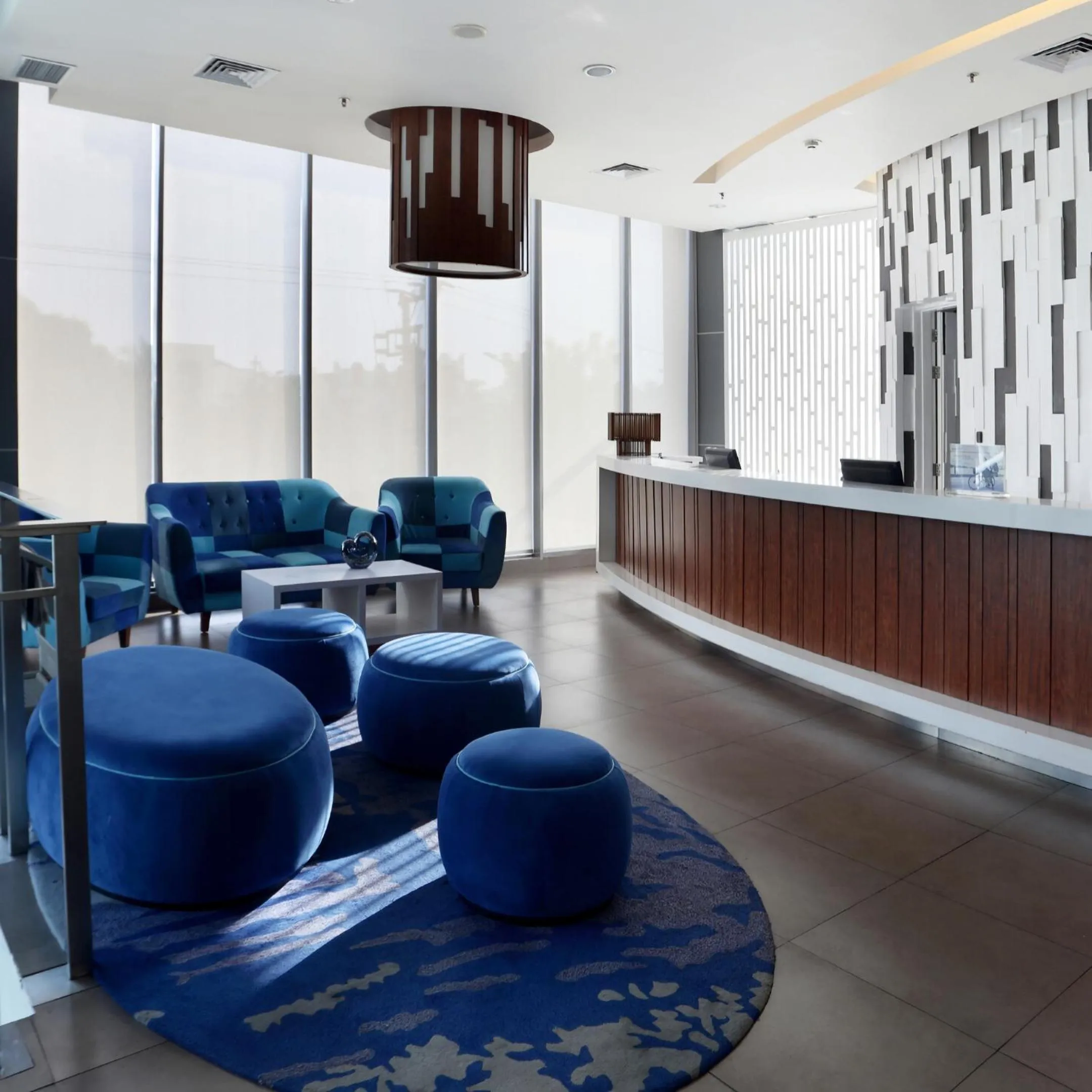 Lobby or reception in Holiday Inn Express Semarang Simpang Lima by IHG