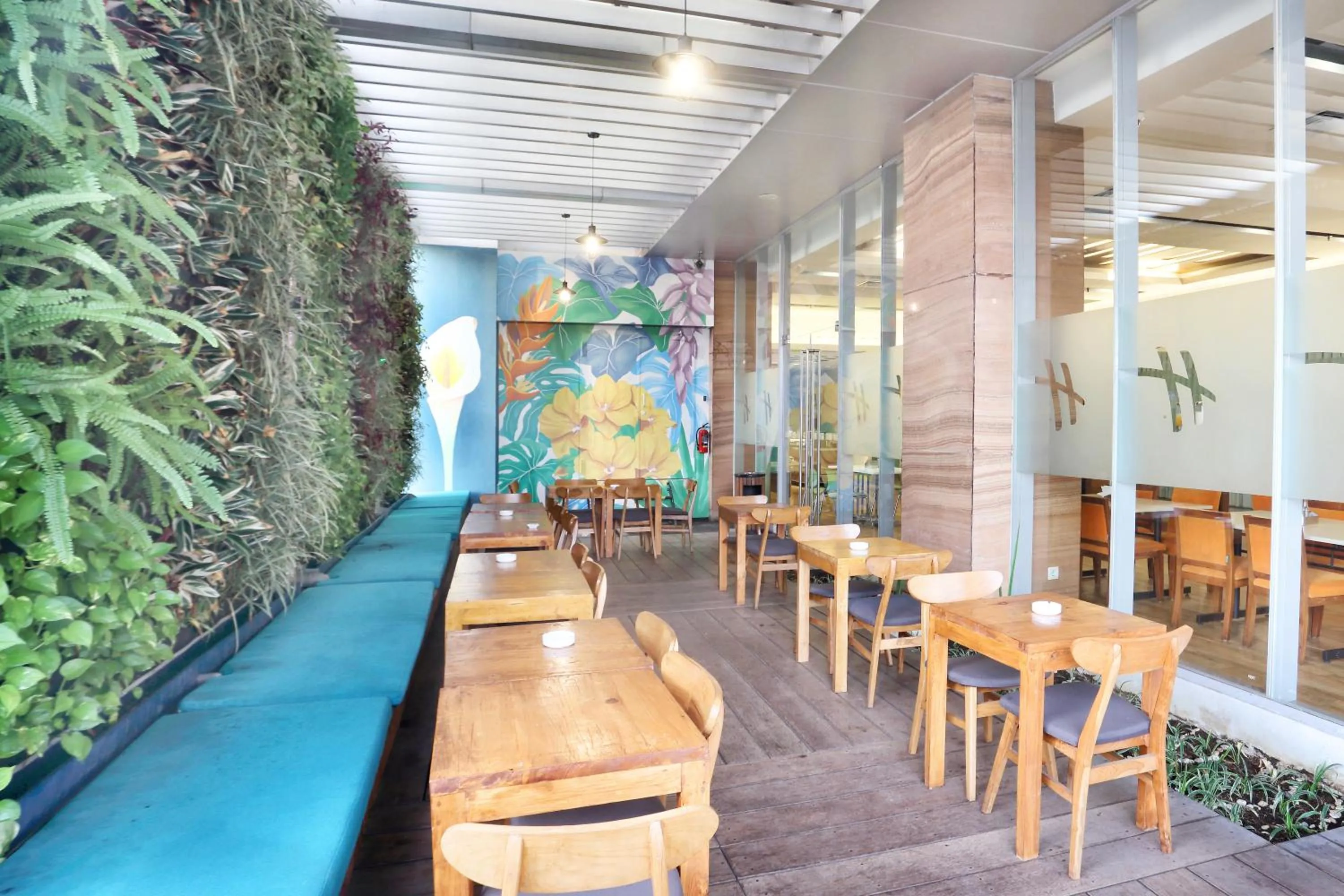 Restaurant/places to eat in Holiday Inn Express Semarang Simpang Lima by IHG