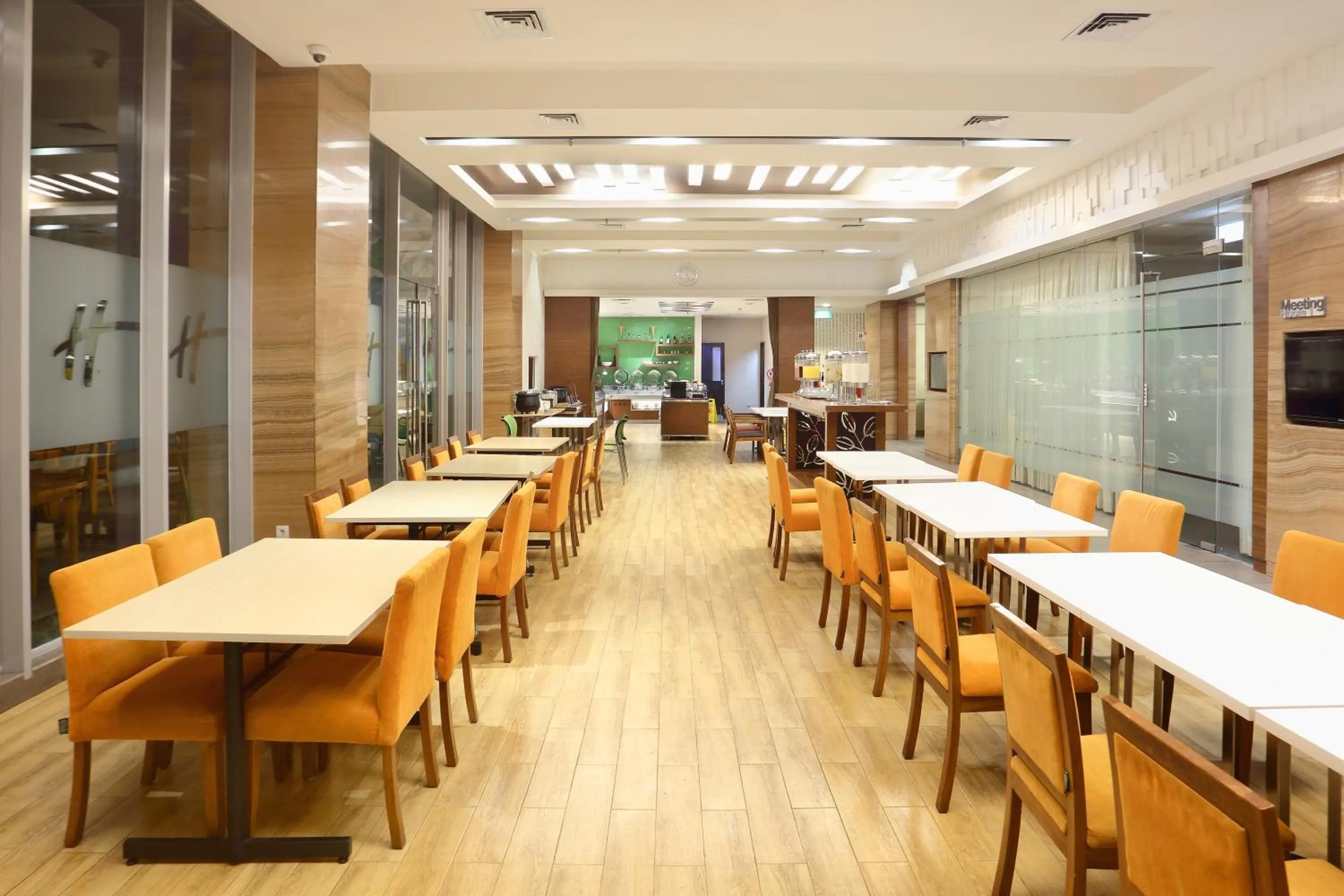 Restaurant/places to eat in Holiday Inn Express Semarang Simpang Lima by IHG