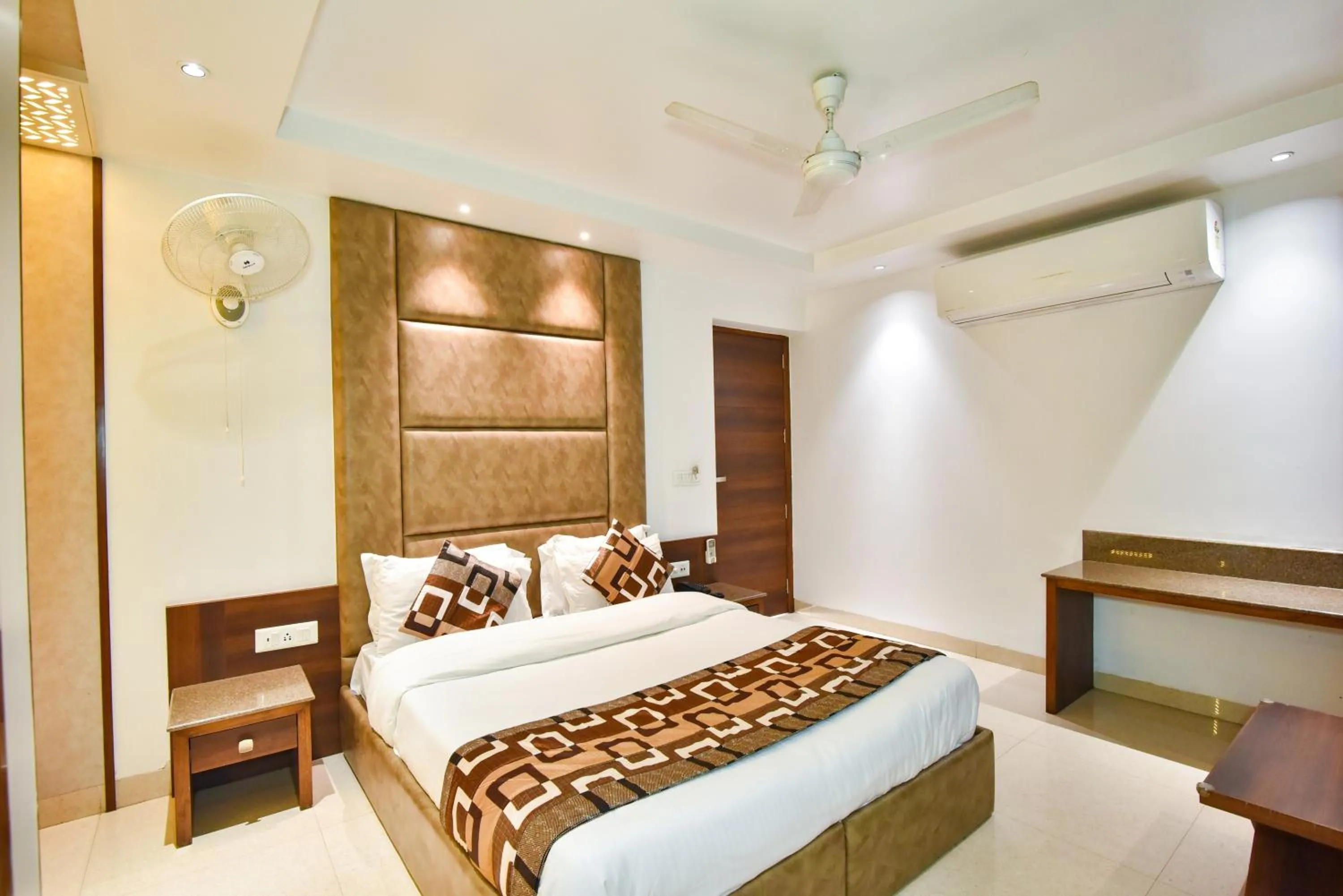 Bed in Hotel Sapphire Opposite Golden Temple