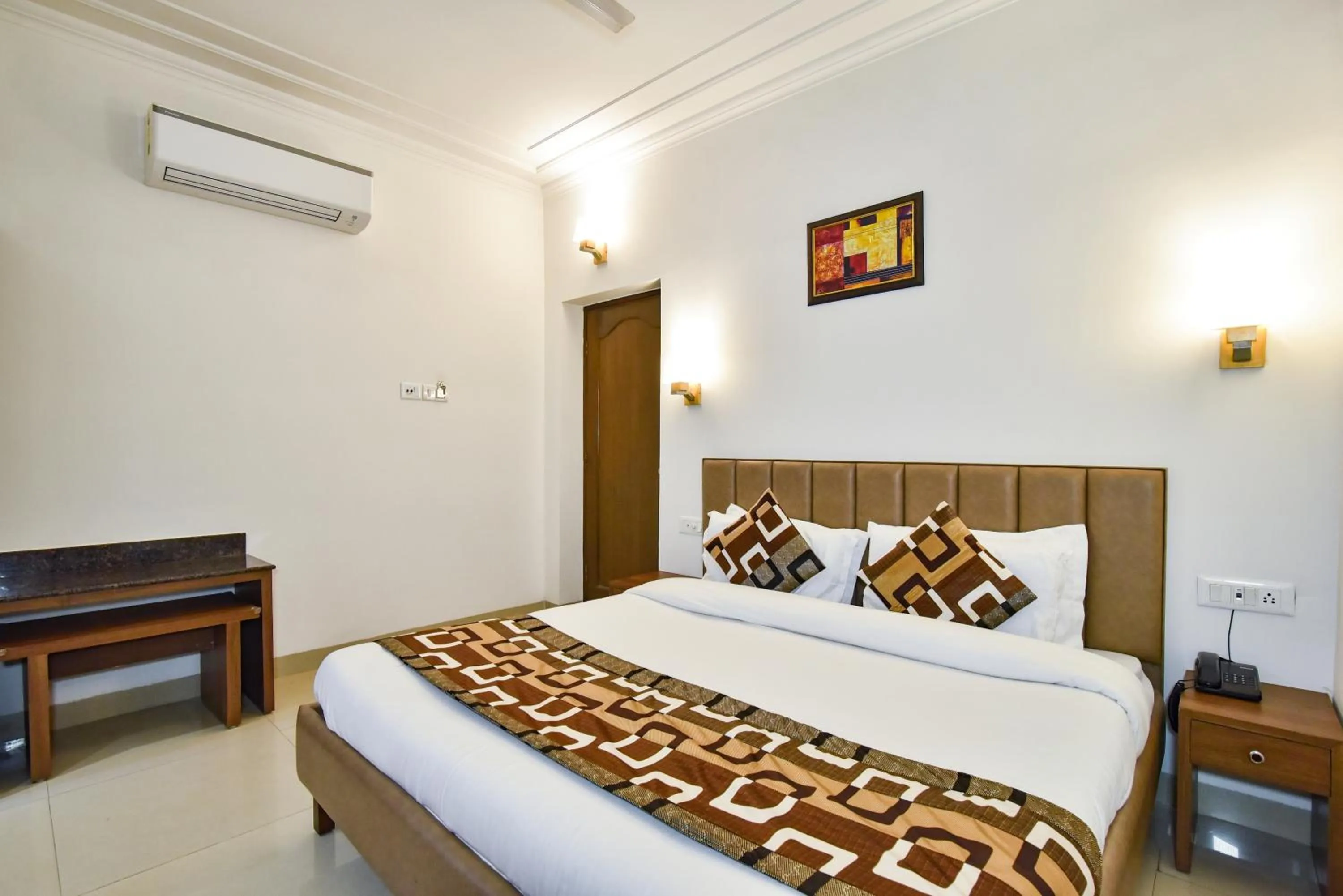 Bed in Hotel Sapphire Opposite Golden Temple