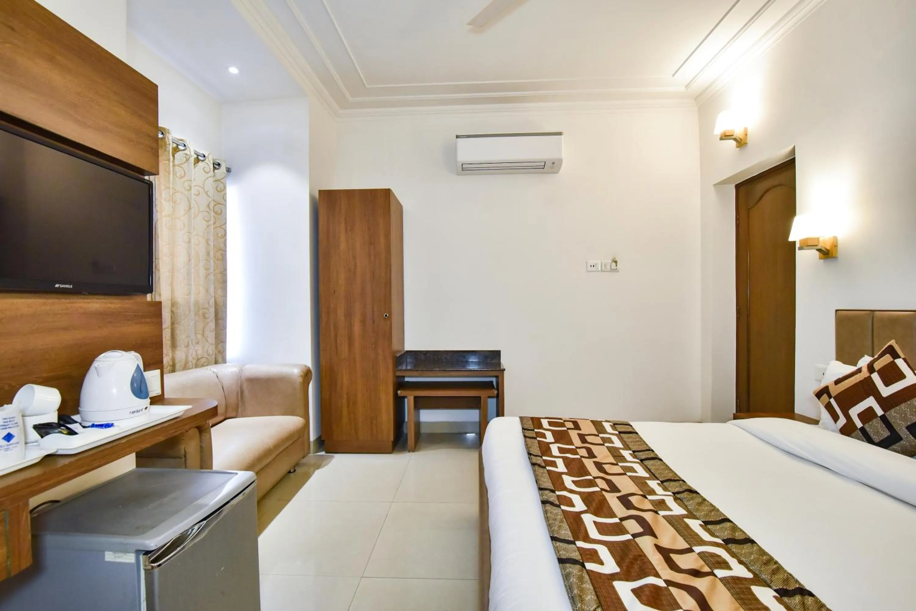 Bed in Hotel Sapphire Opposite Golden Temple