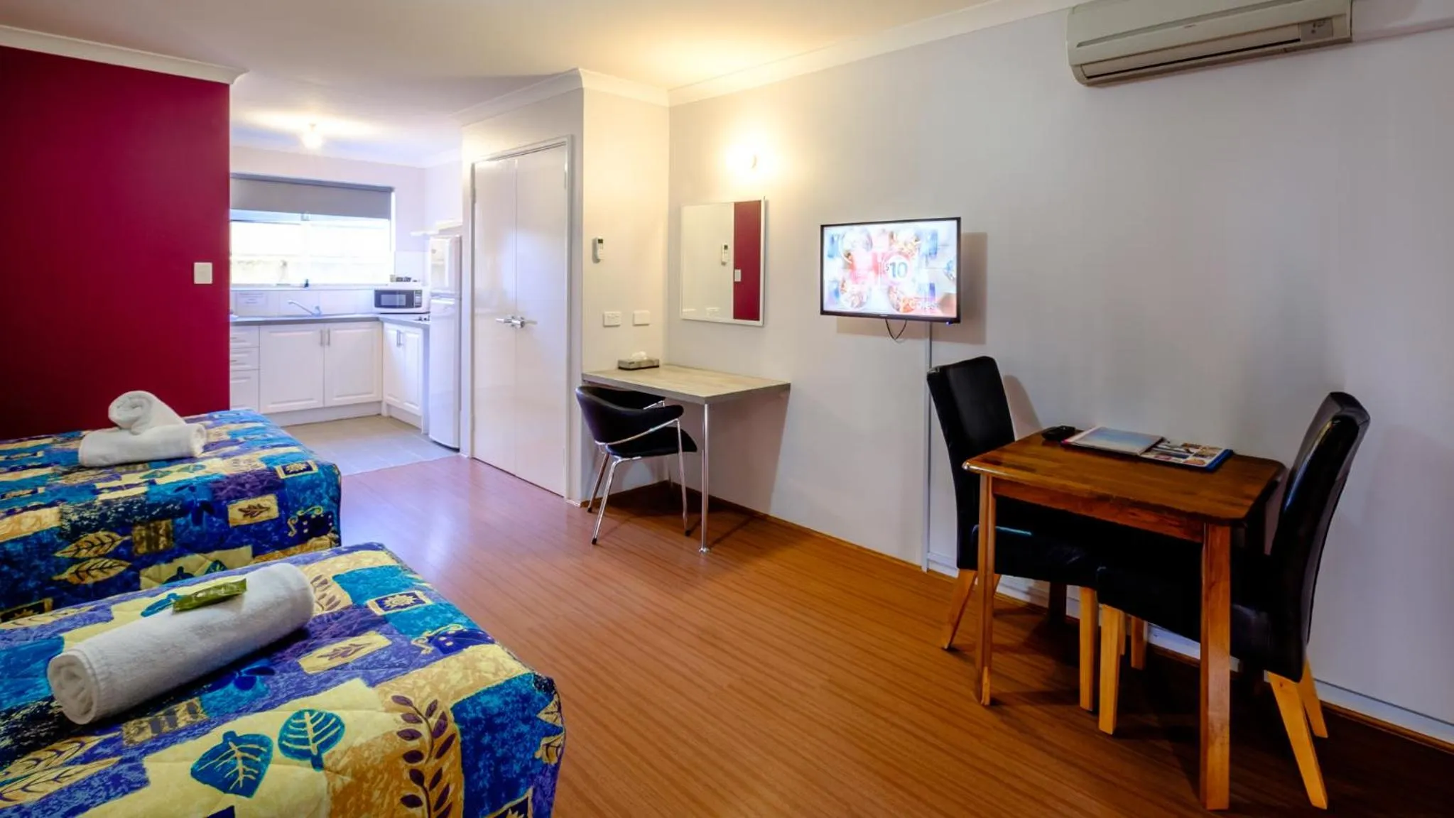 Kitchen or kitchenette, Bed in Australind Tourist Park
