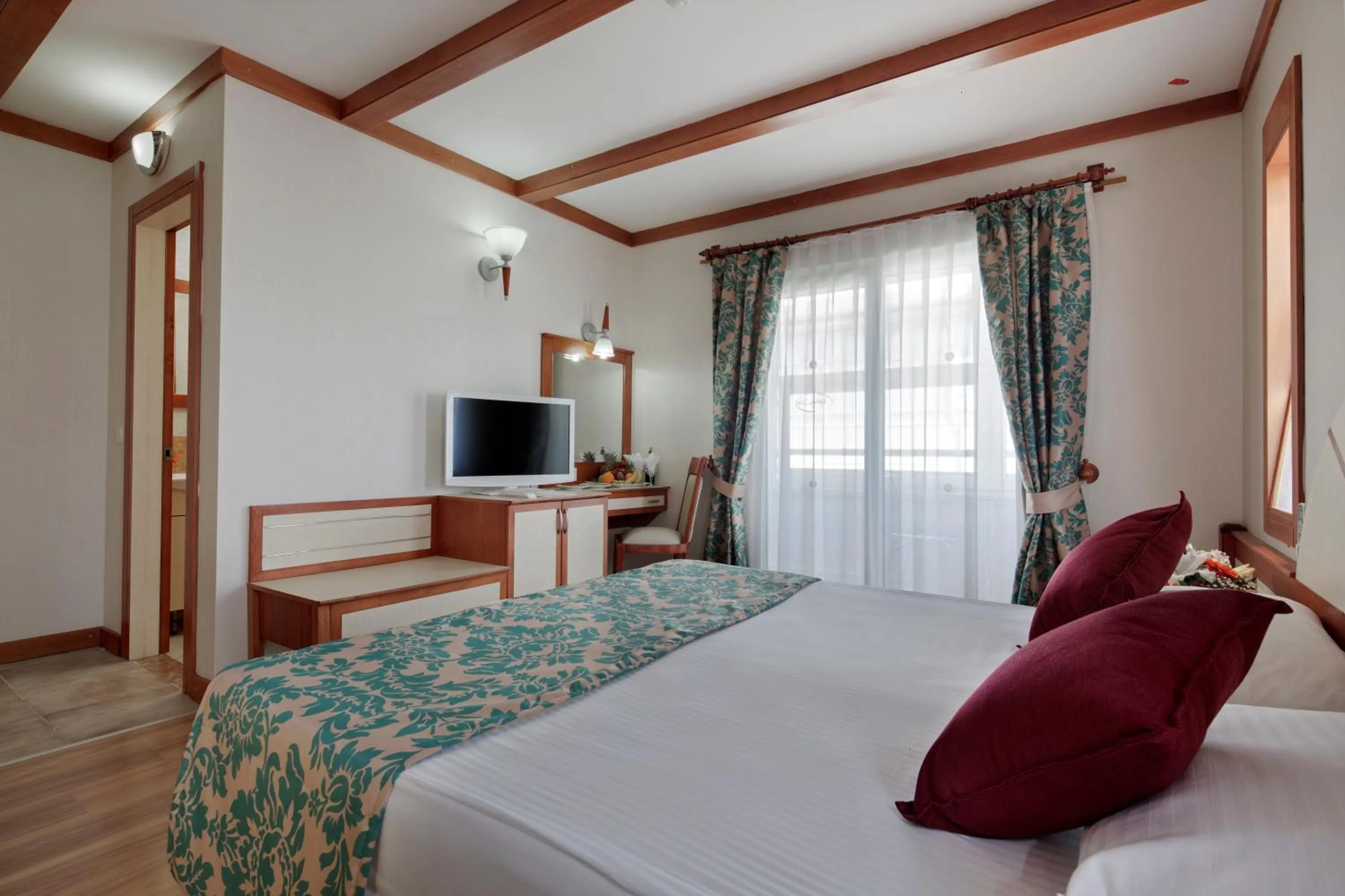 Photo of the whole room, Bed in Alaiye Kleopatra Hotel