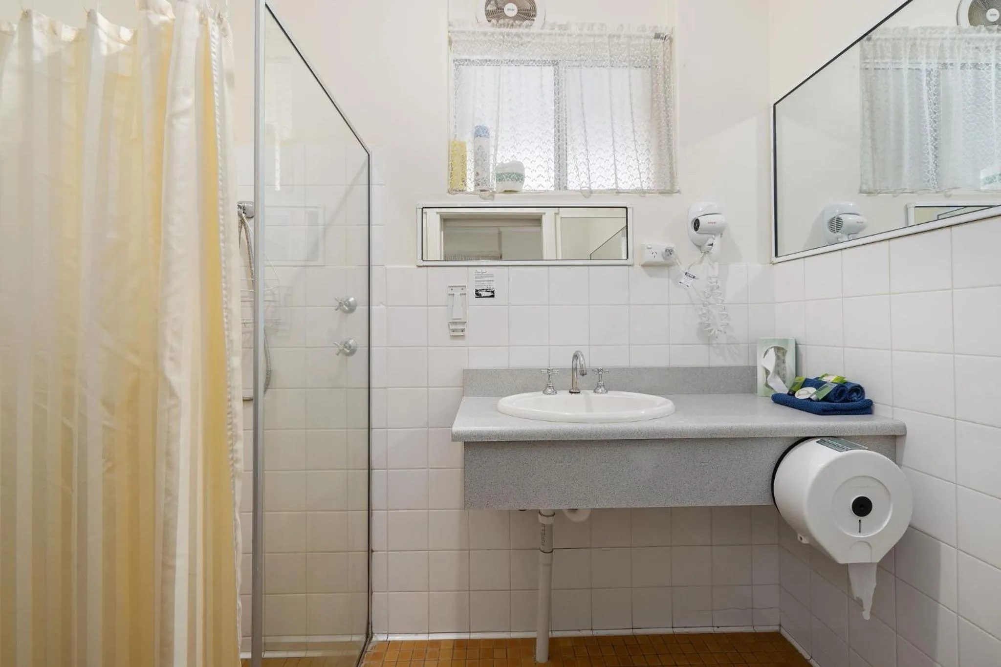 Bathroom in Navigators Motel