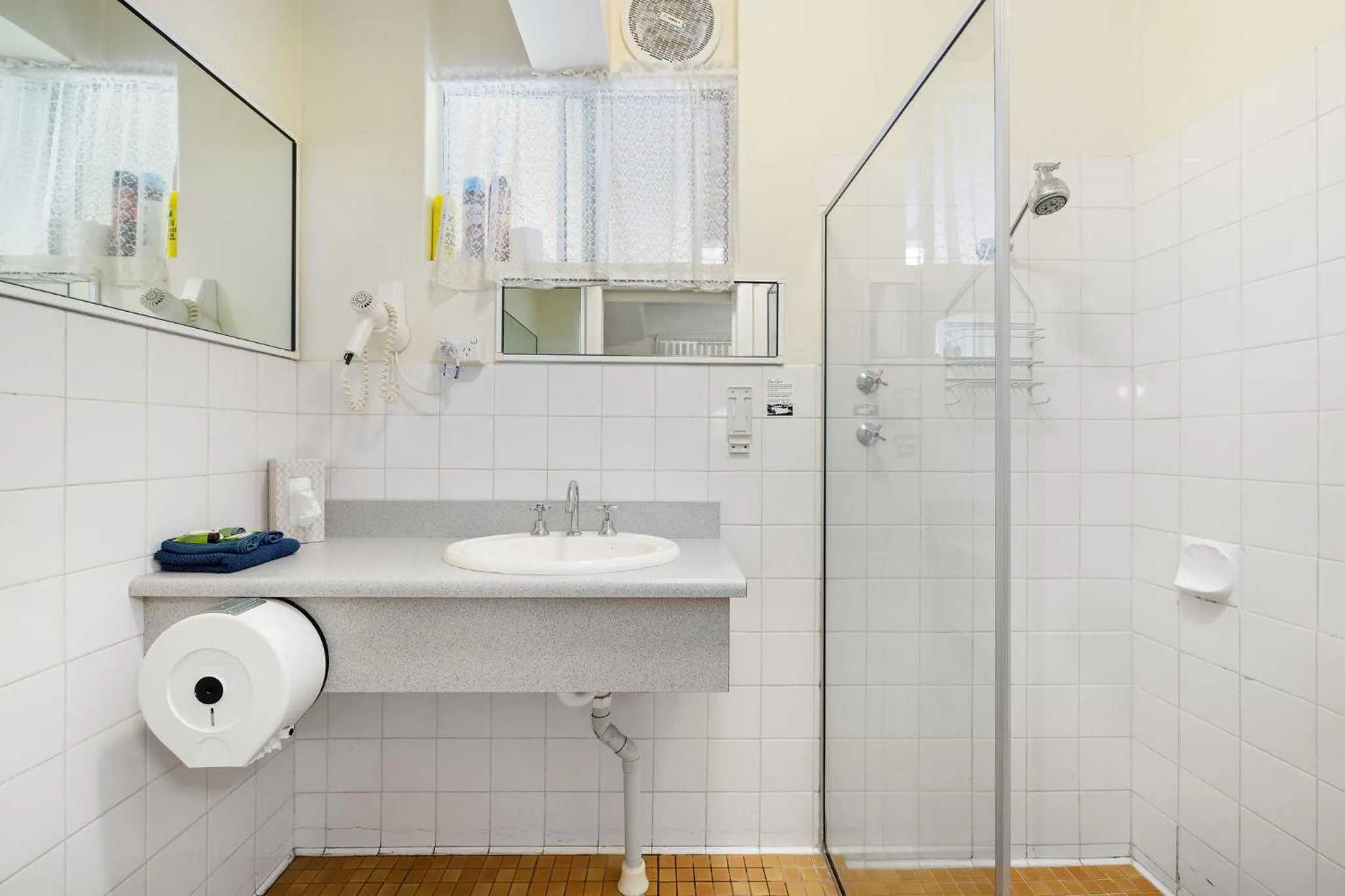Bathroom in Navigators Motel