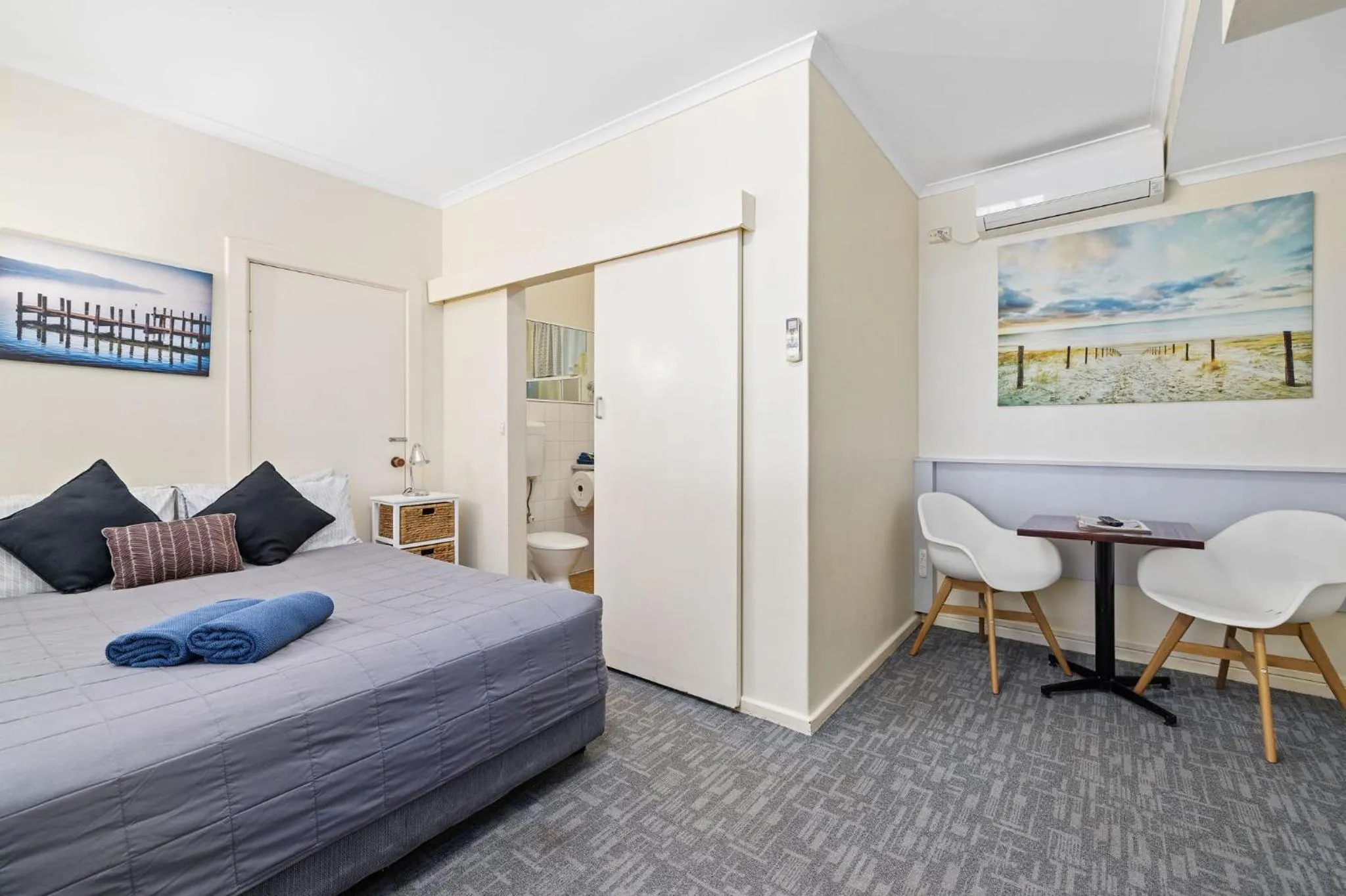 Photo of the whole room, Bed in Navigators Motel