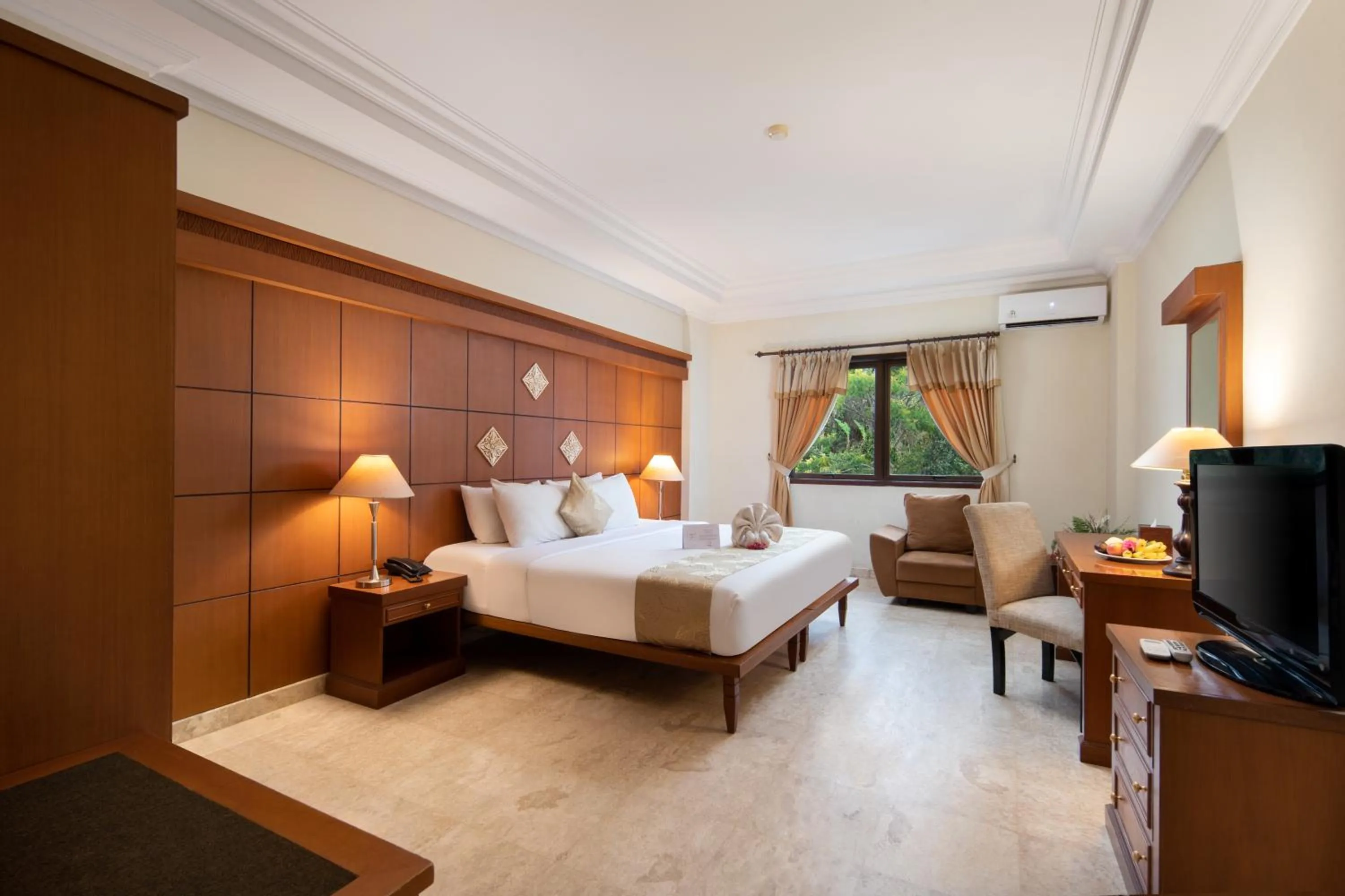 Bed in Royal Hotel and Convention Tretes