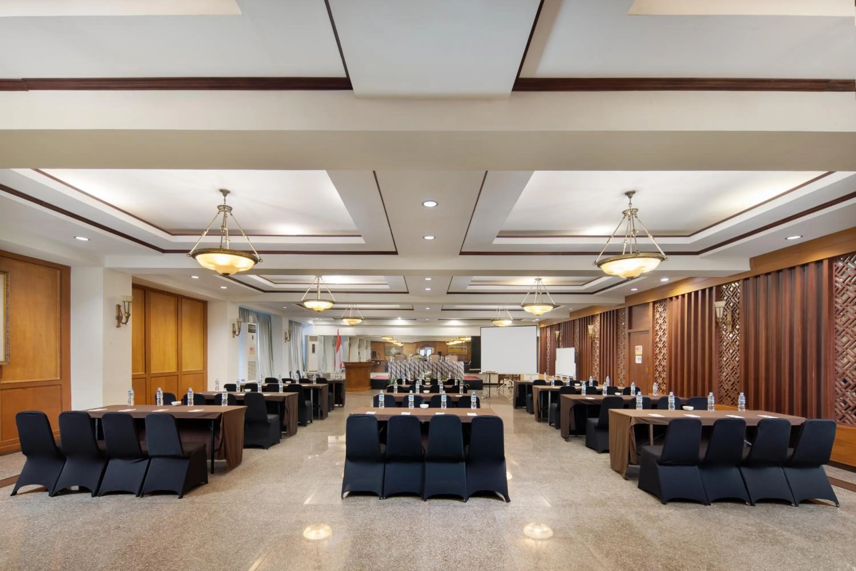 Royal Hotel and Convention Tretes