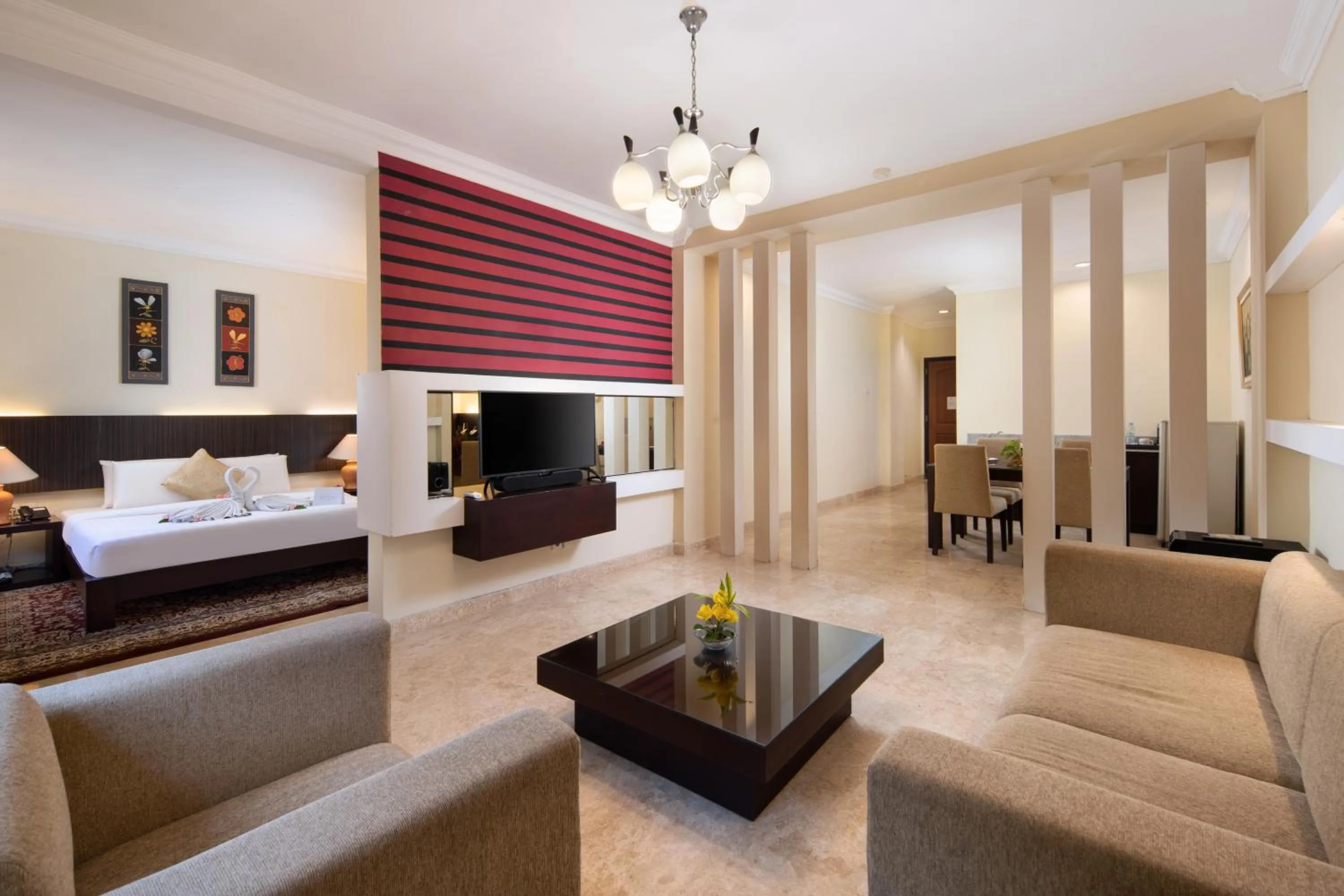 Bed in Royal Hotel and Convention Tretes