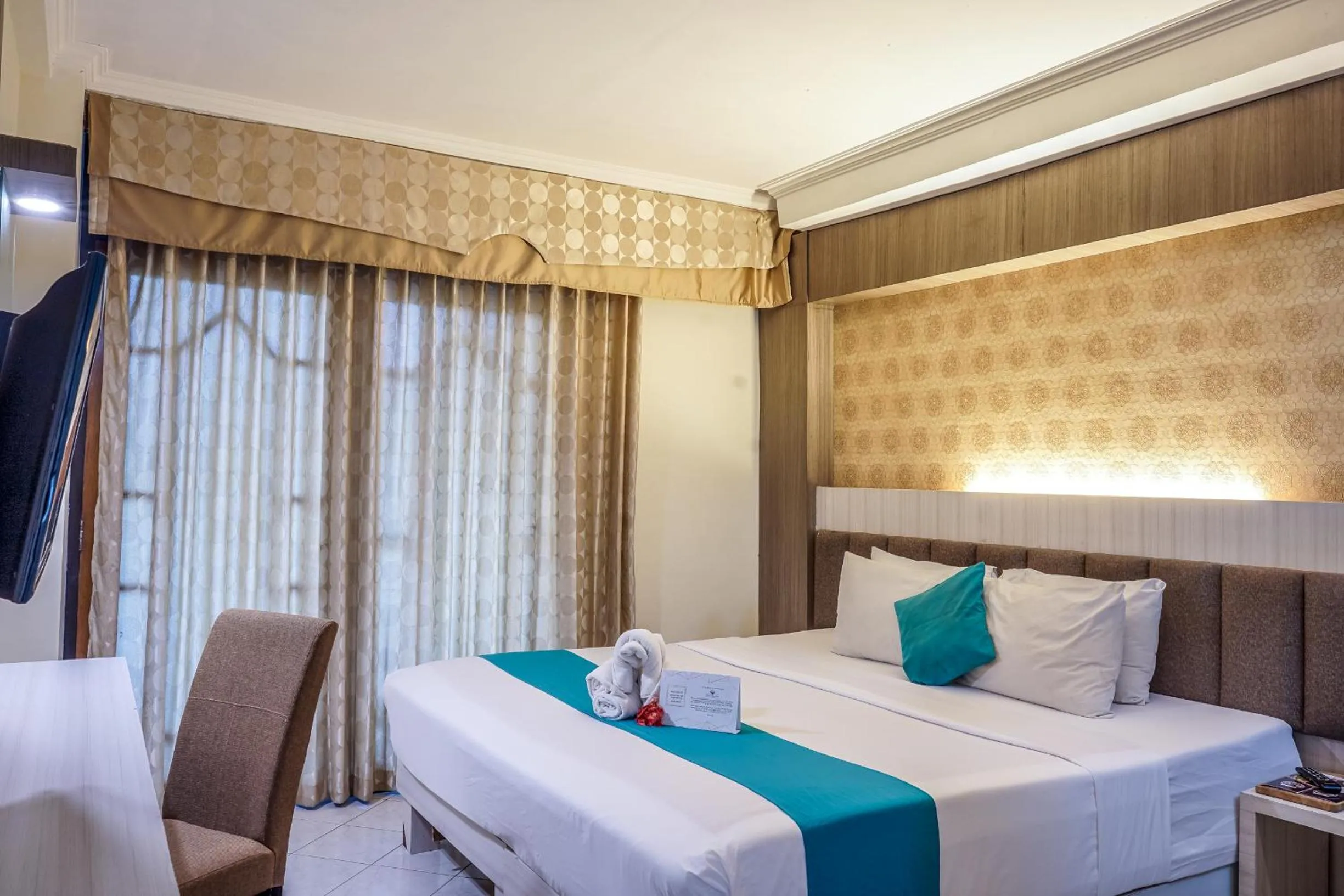 Bed in Royal Hotel and Convention Tretes