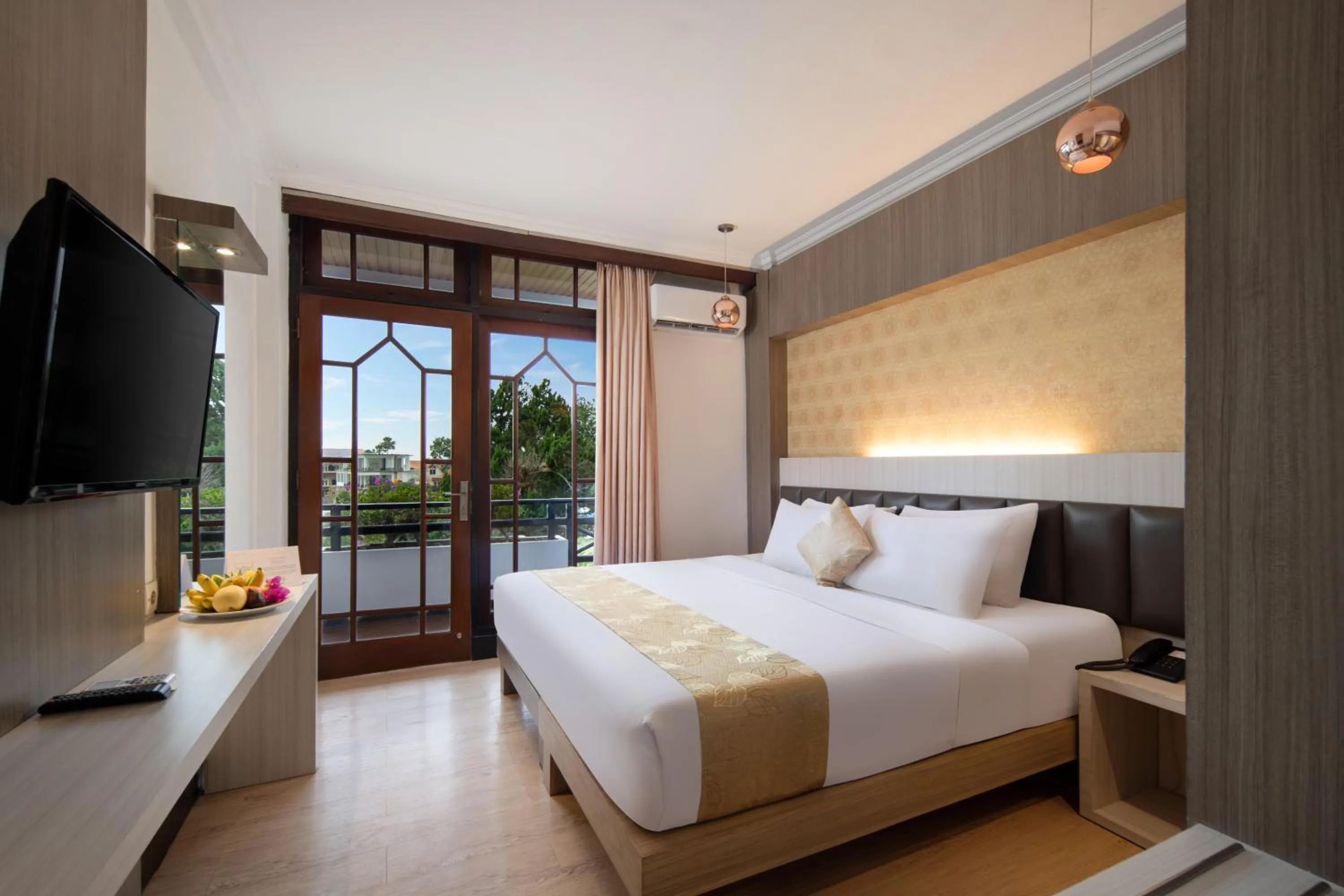 Bed in Royal Hotel and Convention Tretes