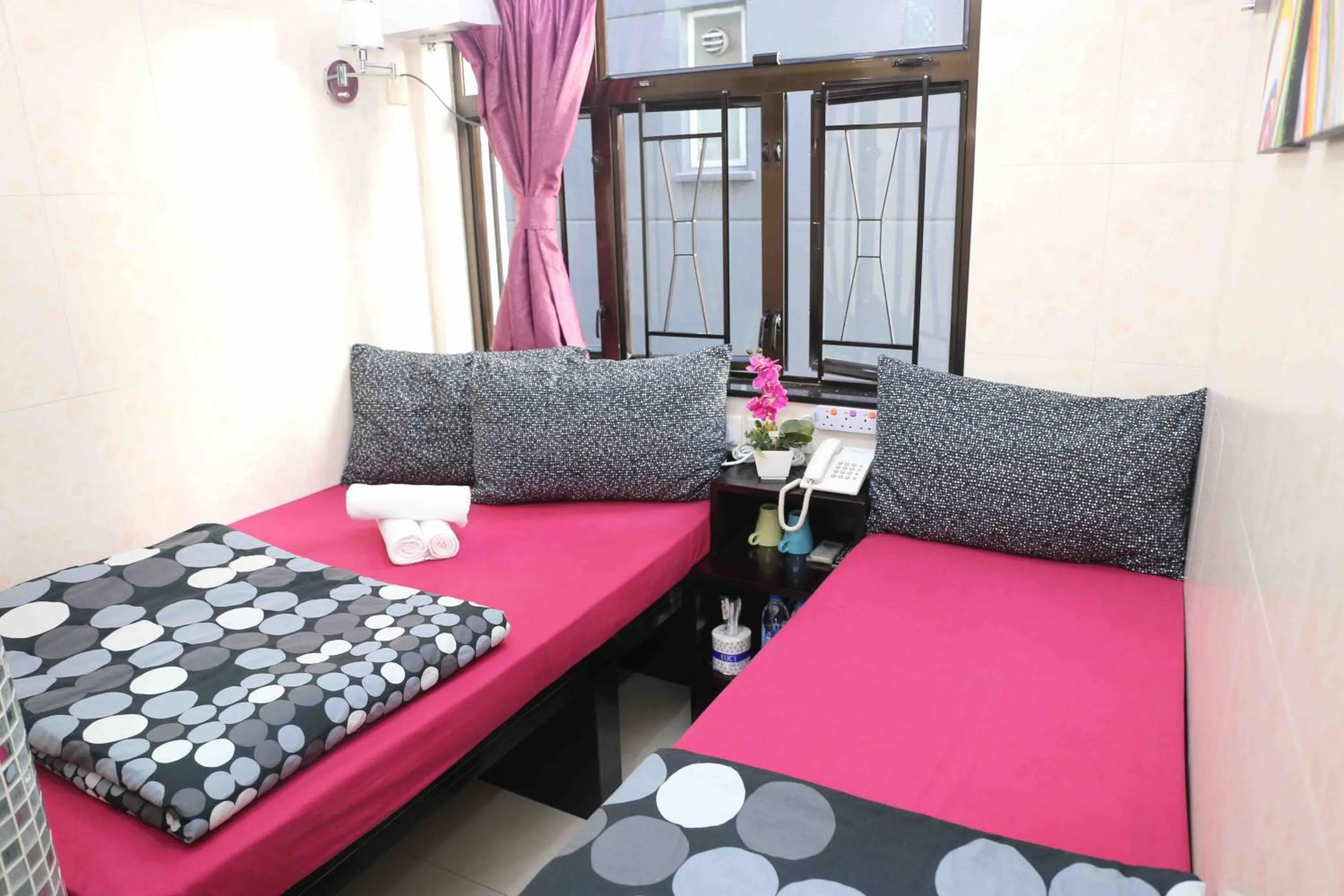 Bedroom, Bed in Icon Inn