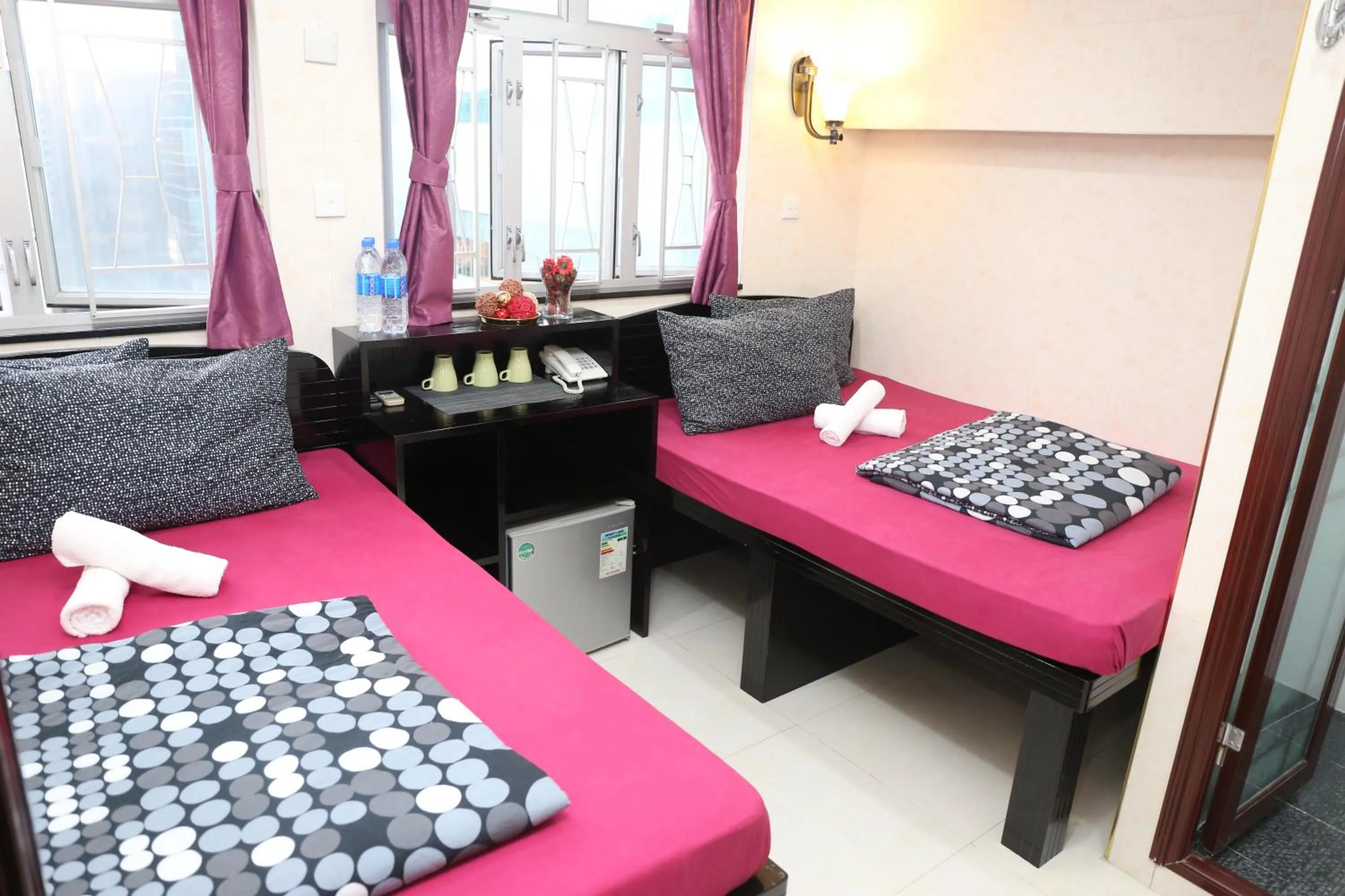 Bedroom, Bed in Icon Inn