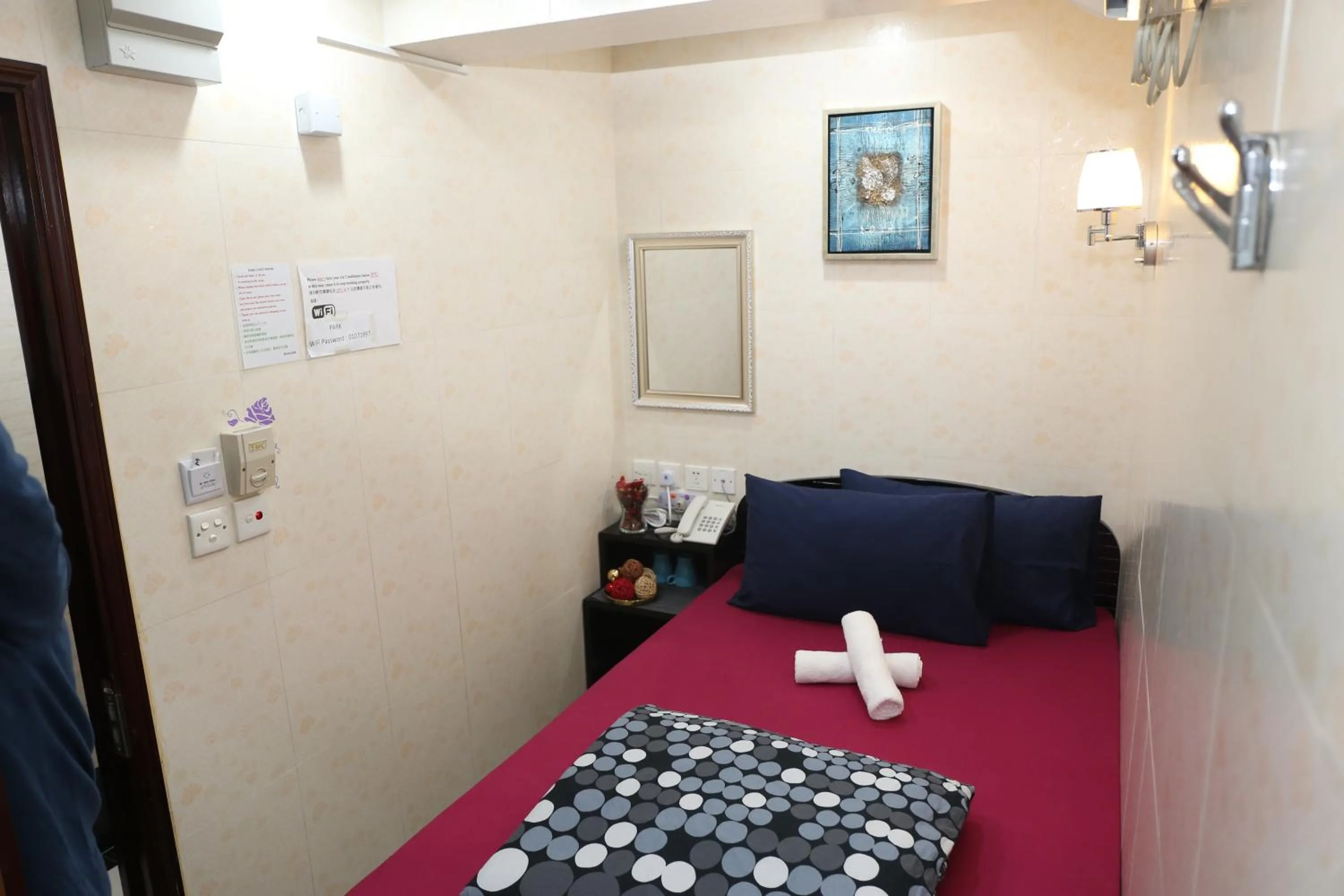 Bedroom, Bed in Icon Inn