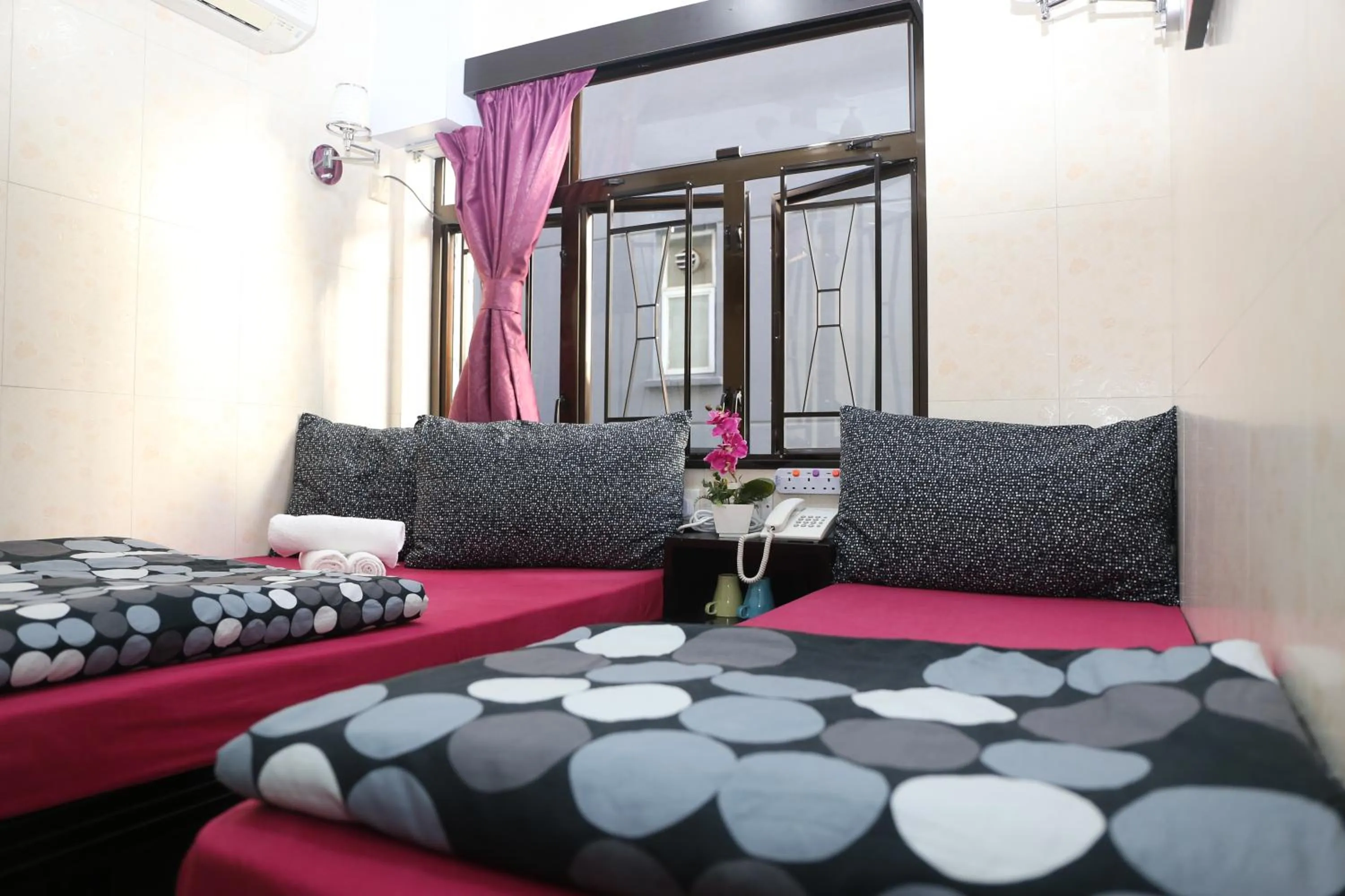 Bedroom, Bed in Icon Inn