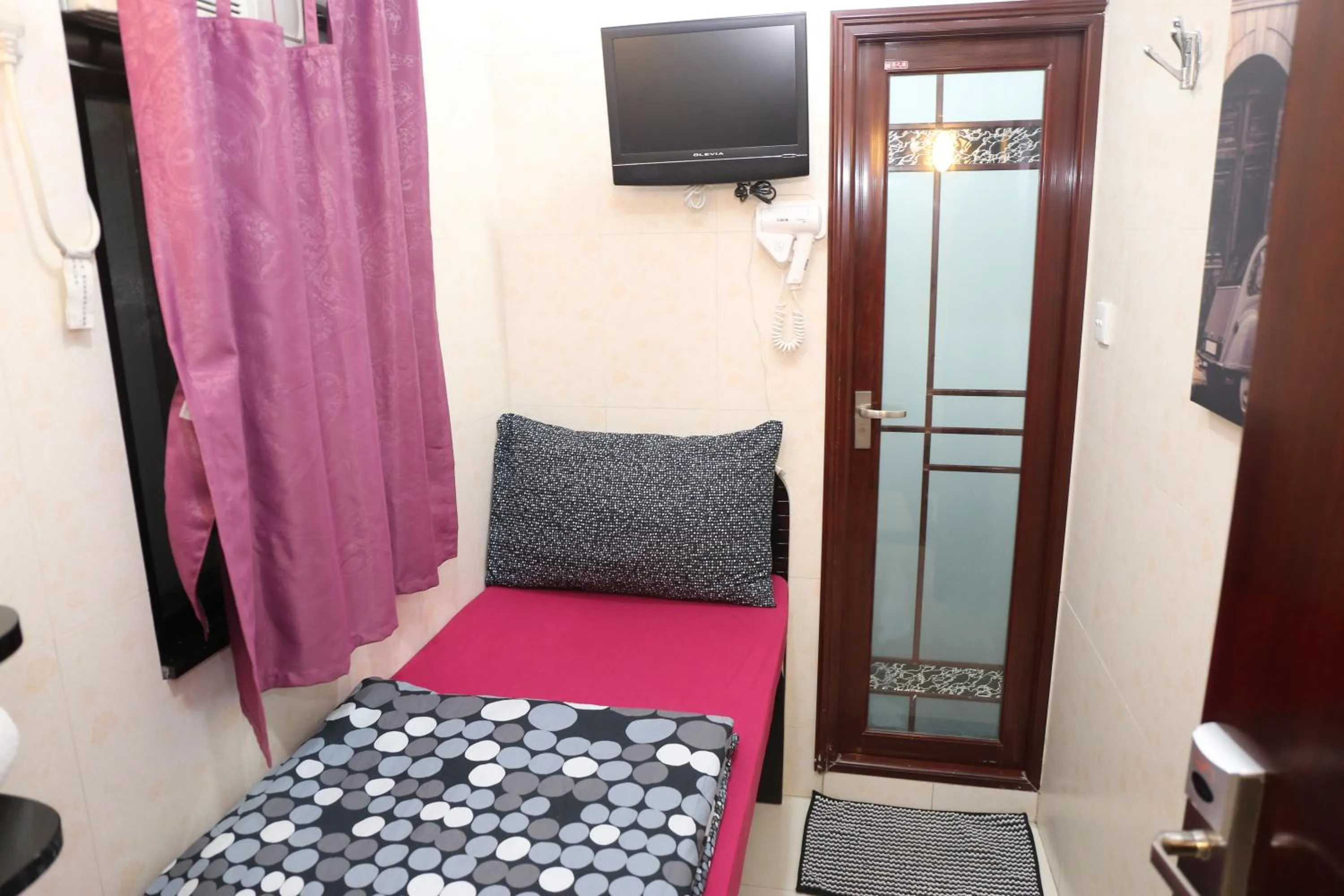 Bedroom, TV/Entertainment Center in Icon Inn