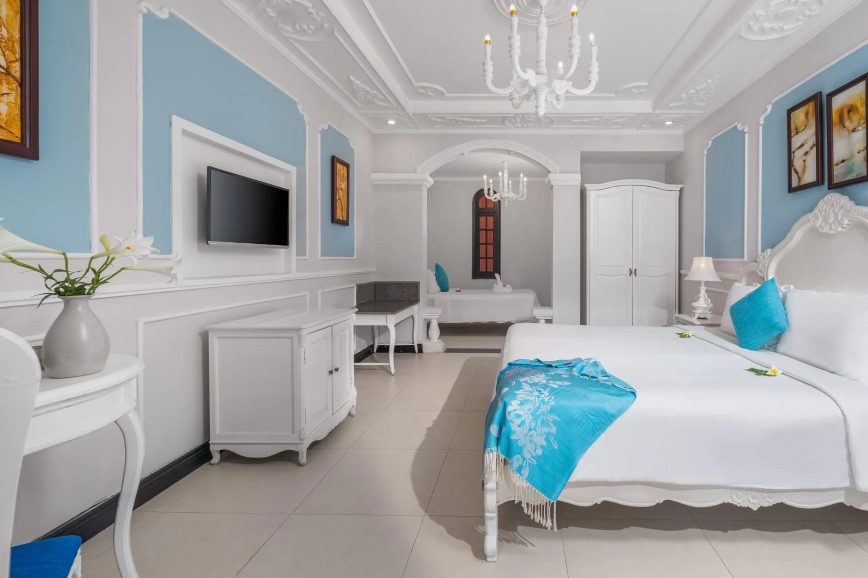 Communal lounge/ TV room, Bed in Hoi An Garden Palace and Spa - A Boutique Inspired by Nature