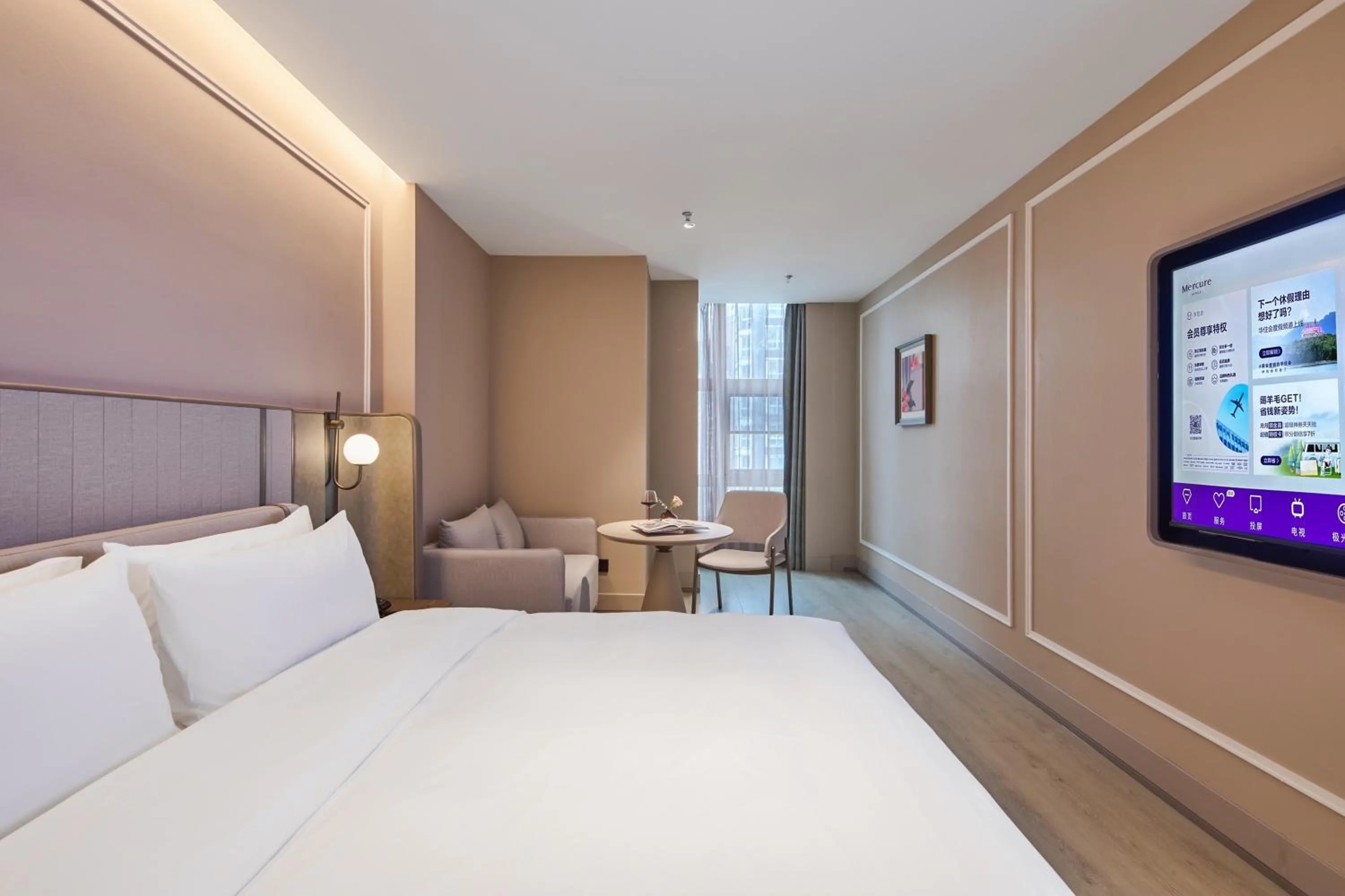 Communal lounge/ TV room, Bed in Mercure Hangzhou West Lake Fengqi Road