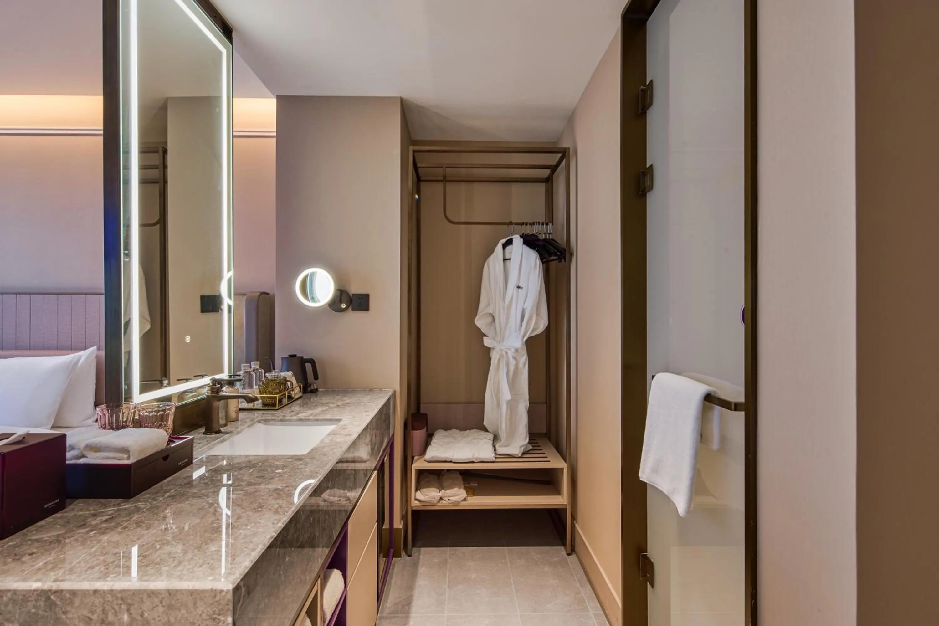 Bathroom, Bed in Mercure Hangzhou West Lake Fengqi Road
