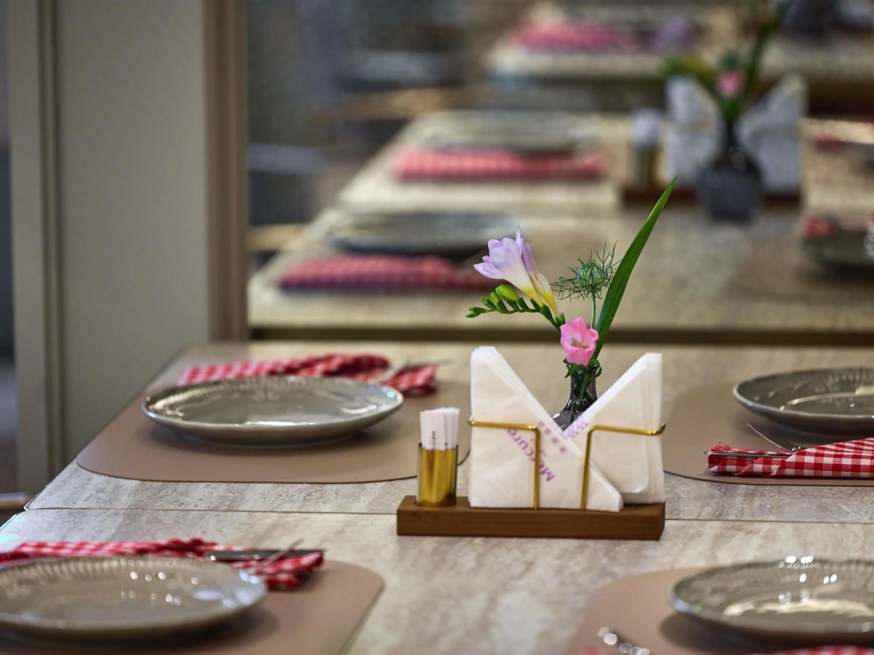 Restaurant/places to eat in Mercure Hangzhou West Lake Fengqi Road