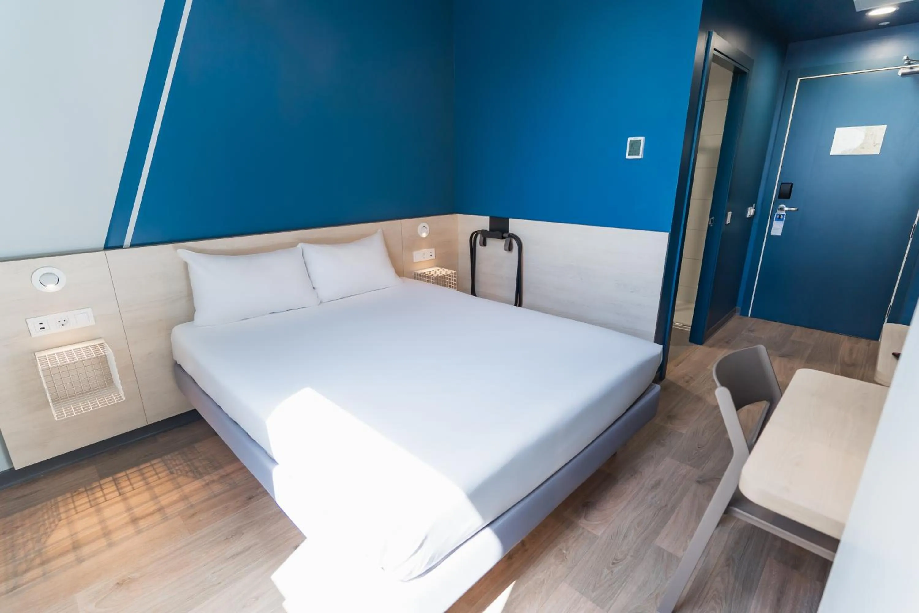 Bedroom, Bed in ibis budget Madrid Albasanz