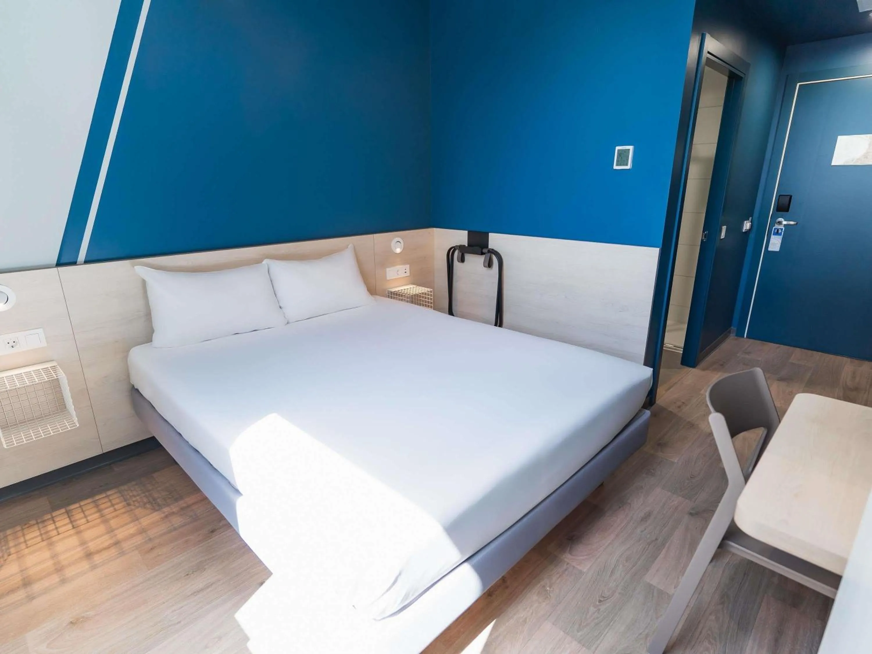 Bedroom, Bed in ibis budget Madrid Albasanz