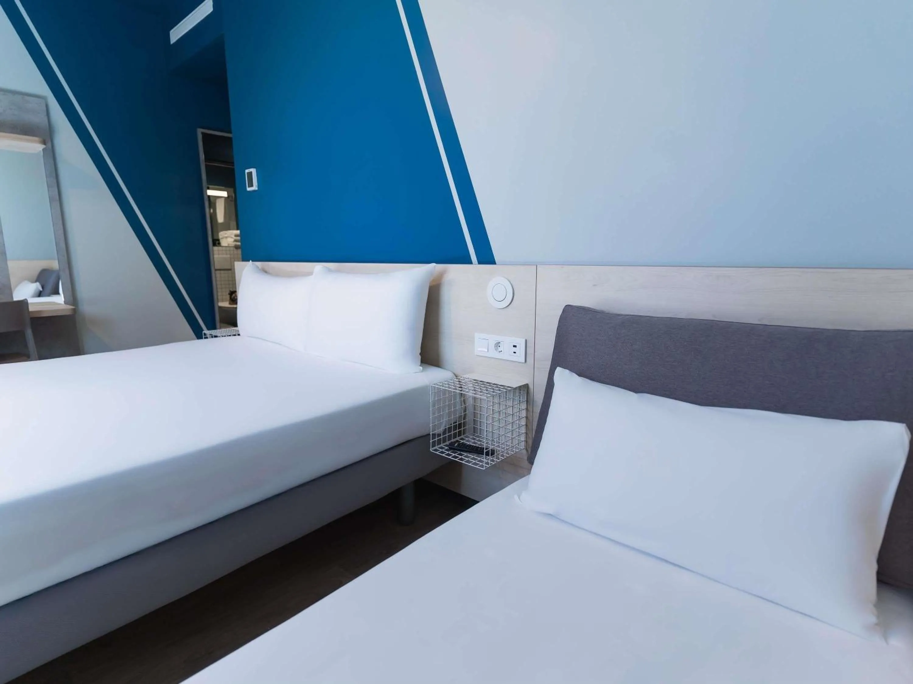 Bedroom, Bed in ibis budget Madrid Albasanz