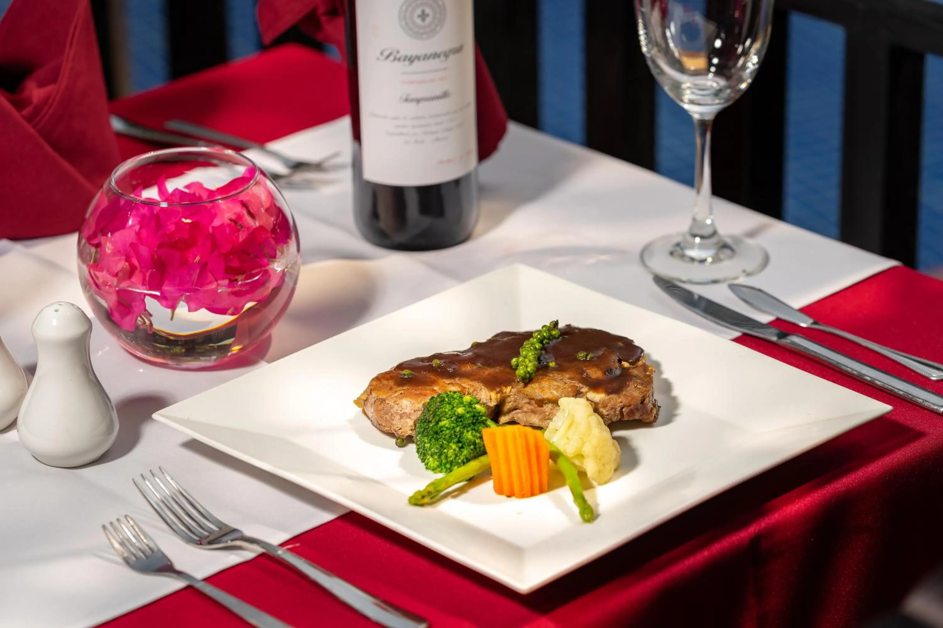 Lunch in Reveal Courtyard in Reveal Angkor