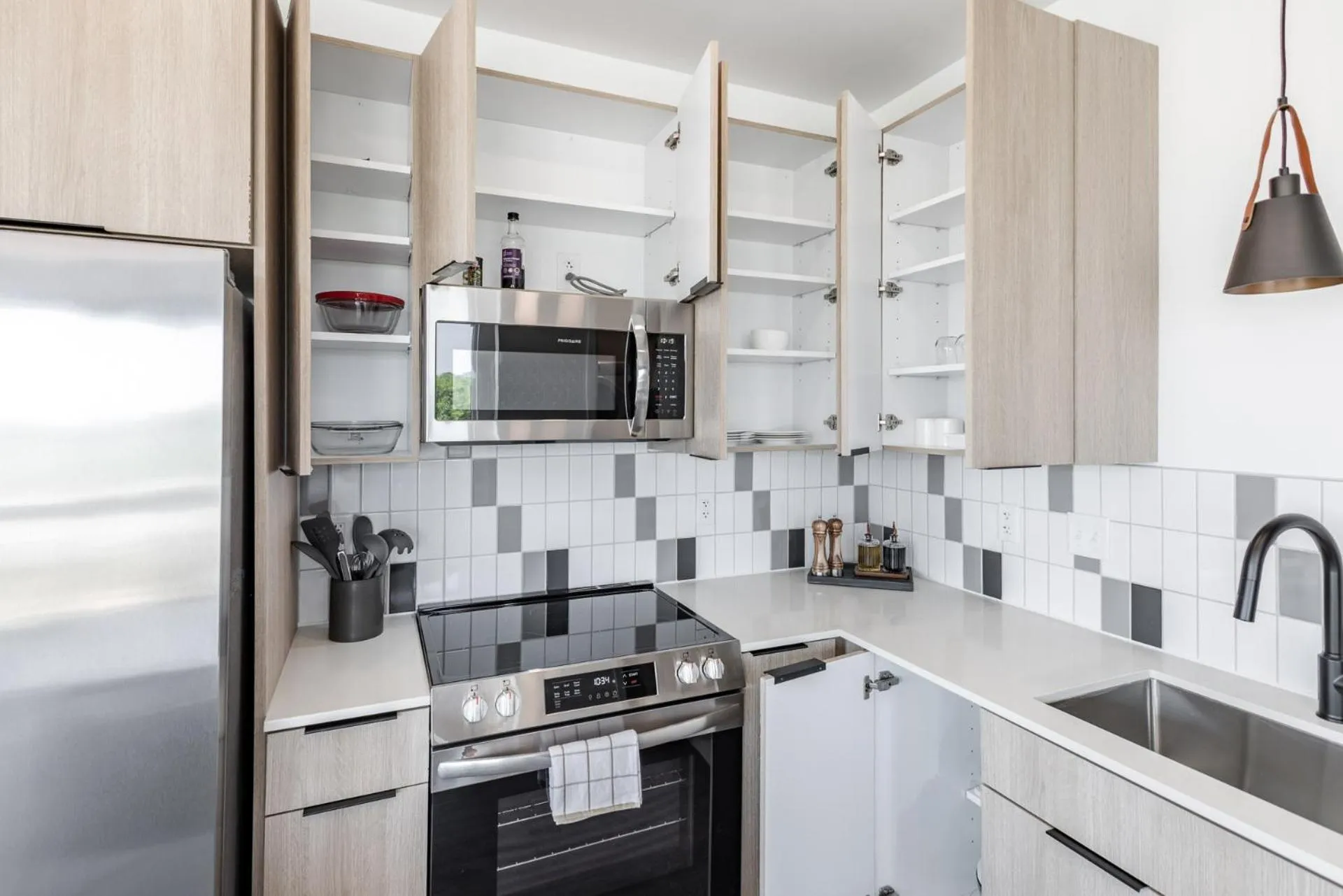 kitchen in Anthem House Huntsville MidCity, powered by Placemakr