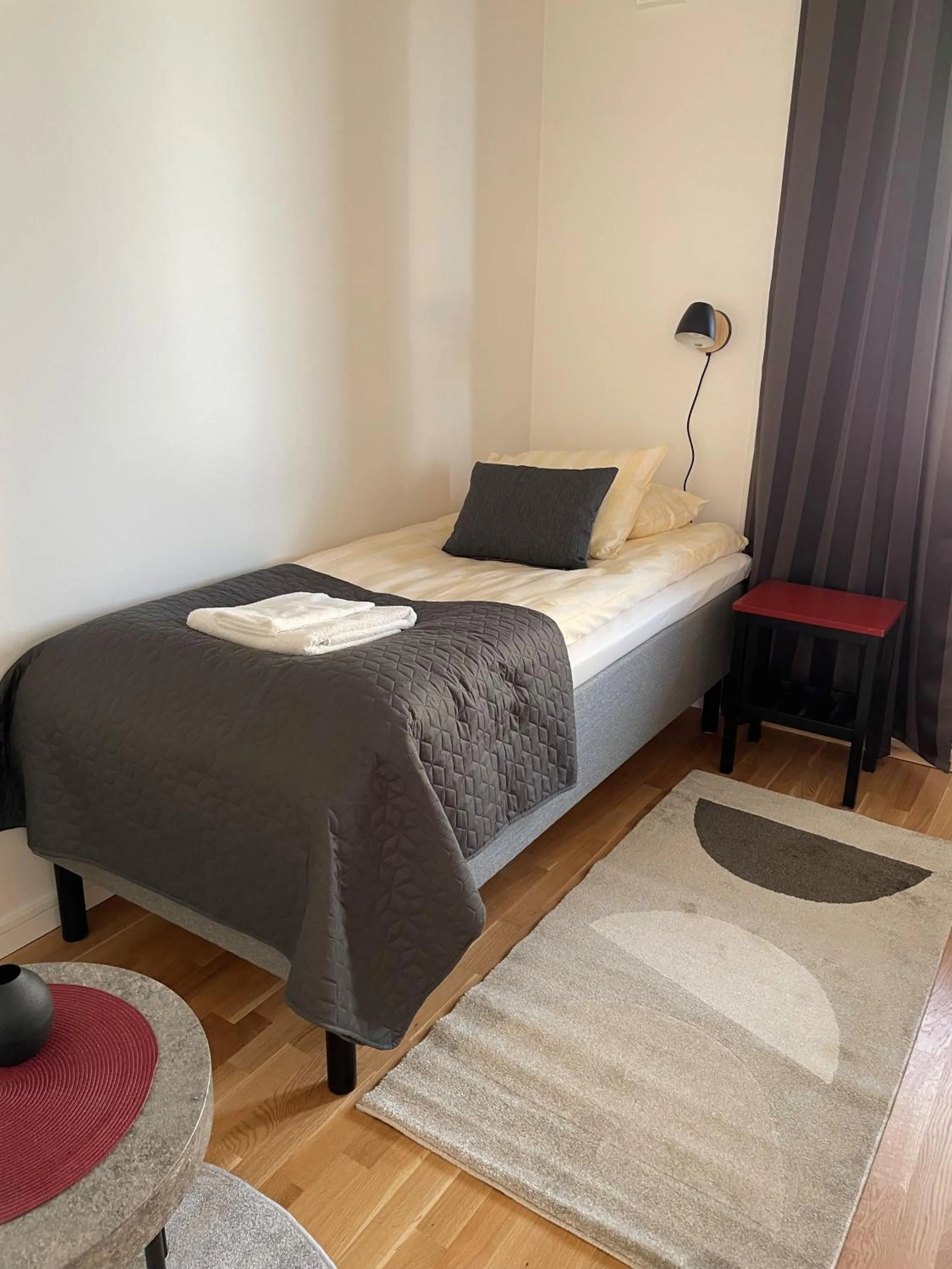 Bed in RS Lägenhetshotell Skövde