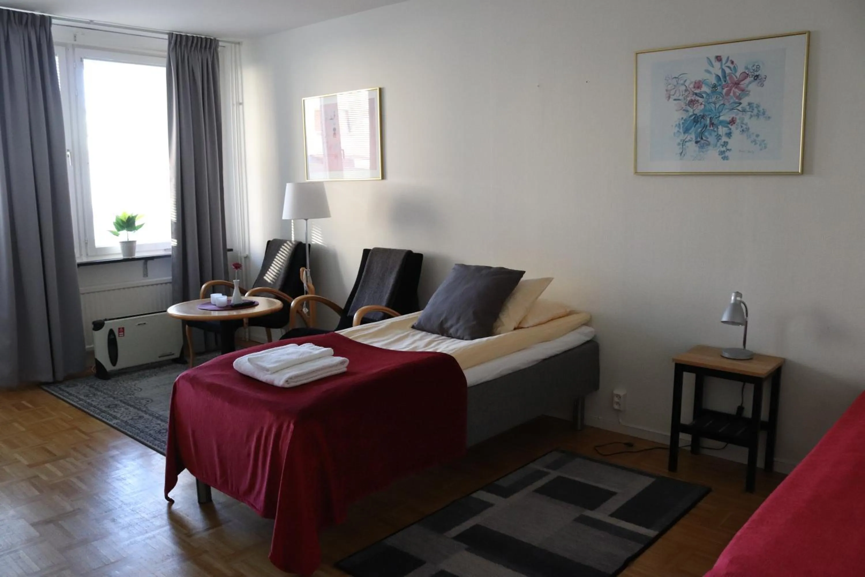 Photo of the whole room, Bed in RS Lägenhetshotell Skövde