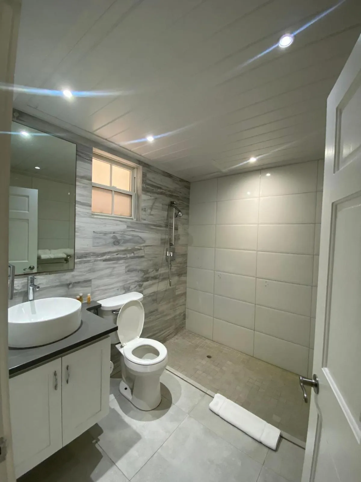 Bathroom in Hôtel Le Roy