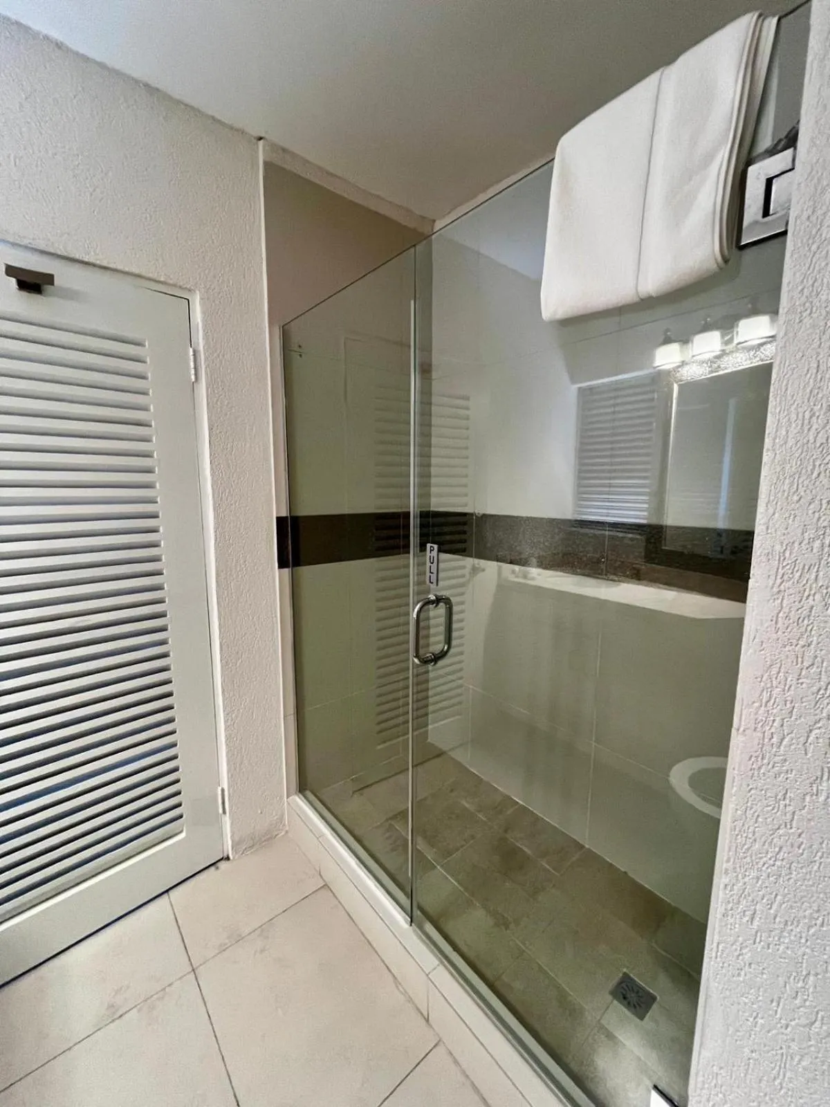 Shower in Hôtel Le Roy