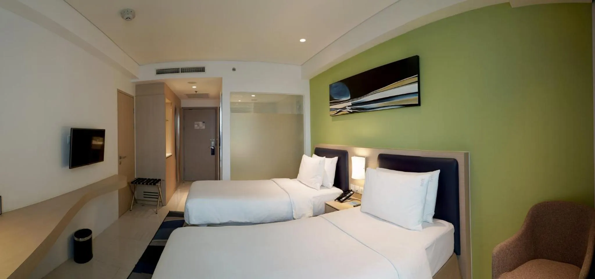 Photo of the whole room, Bed in Holiday Inn Express Jakarta International Expo by IHG