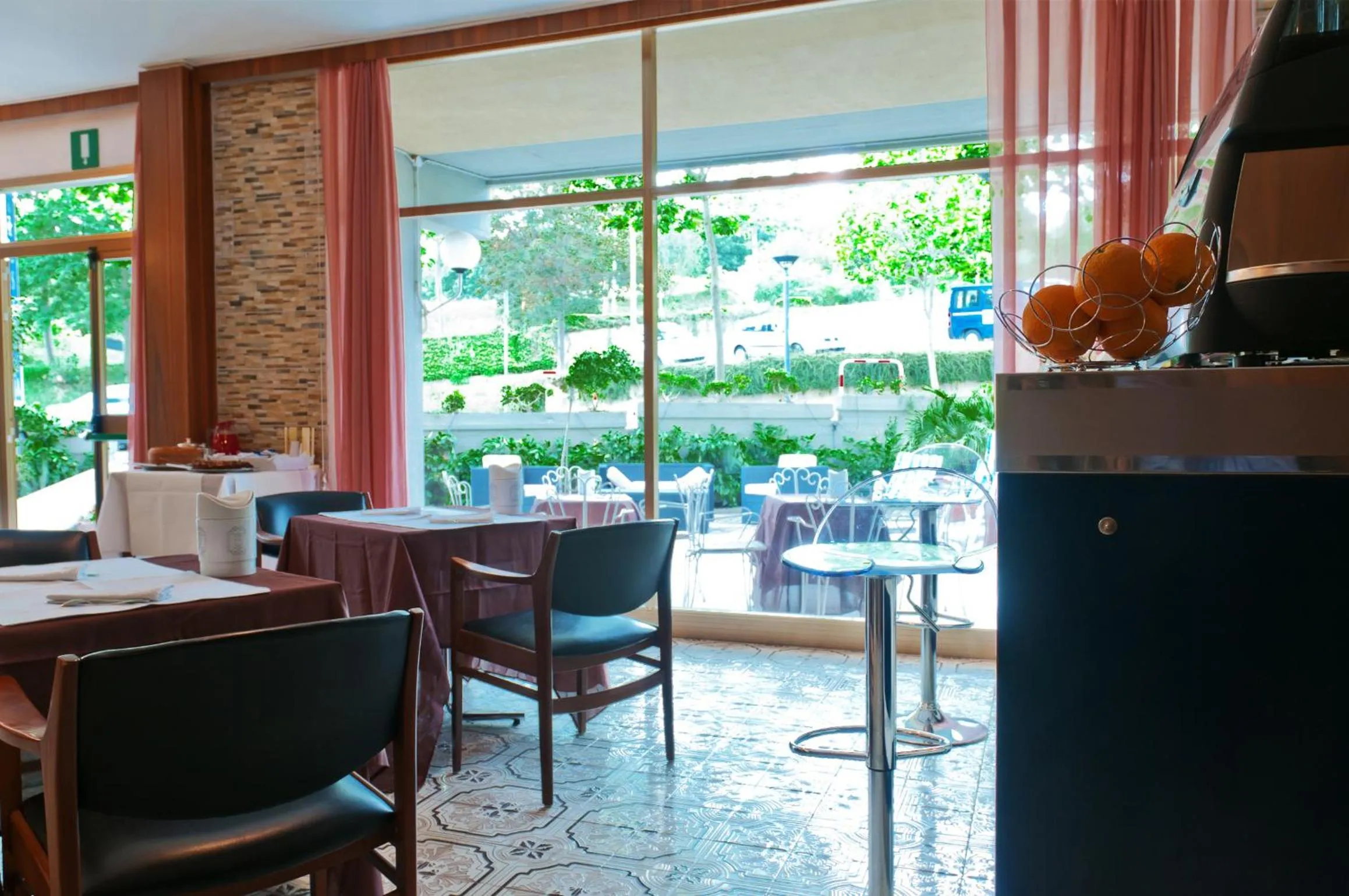 Communal lounge/ TV room in Albergo La Rosetta