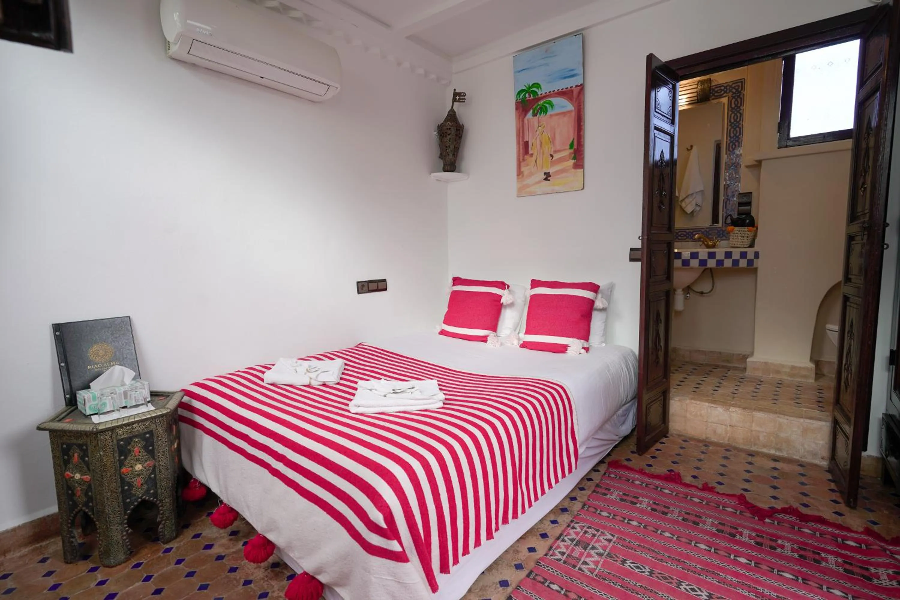 Bed in Riad Alma Mouassine