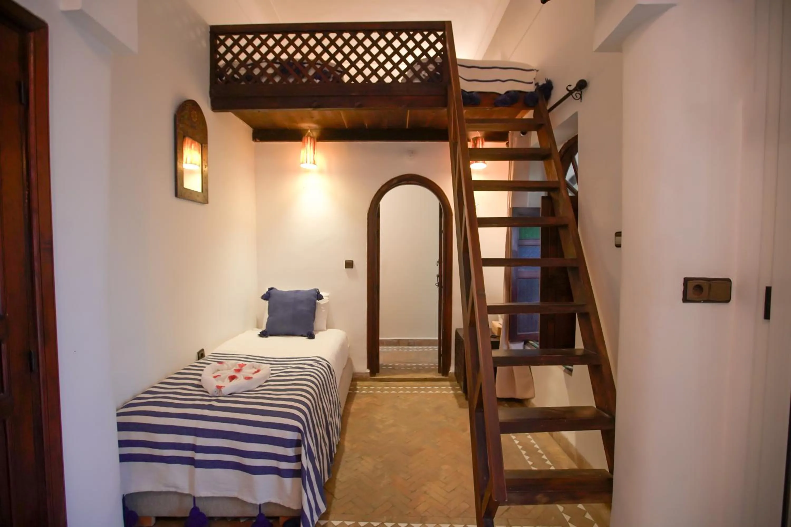 Bed in Riad Alma Mouassine