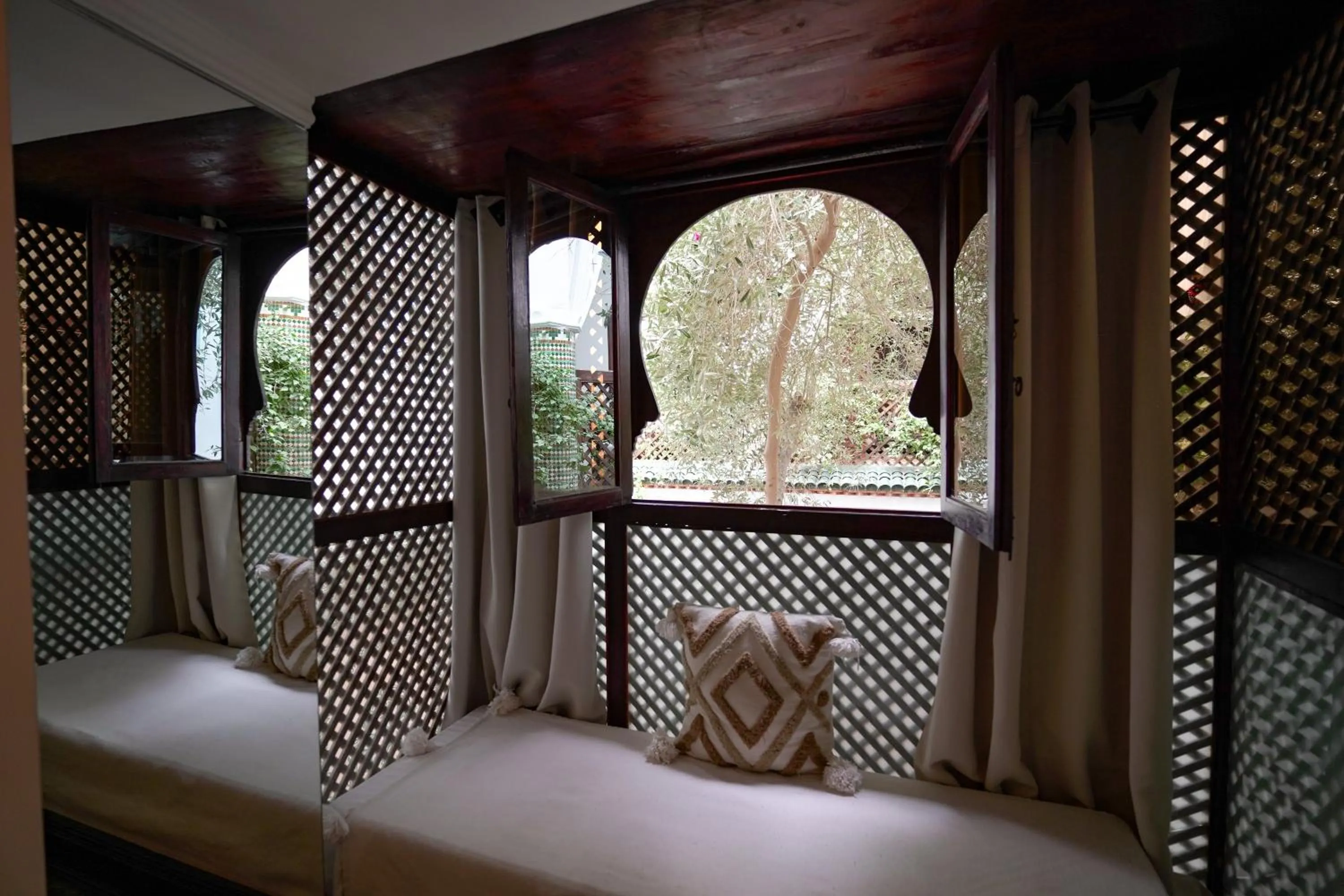 Bed in Riad Alma Mouassine