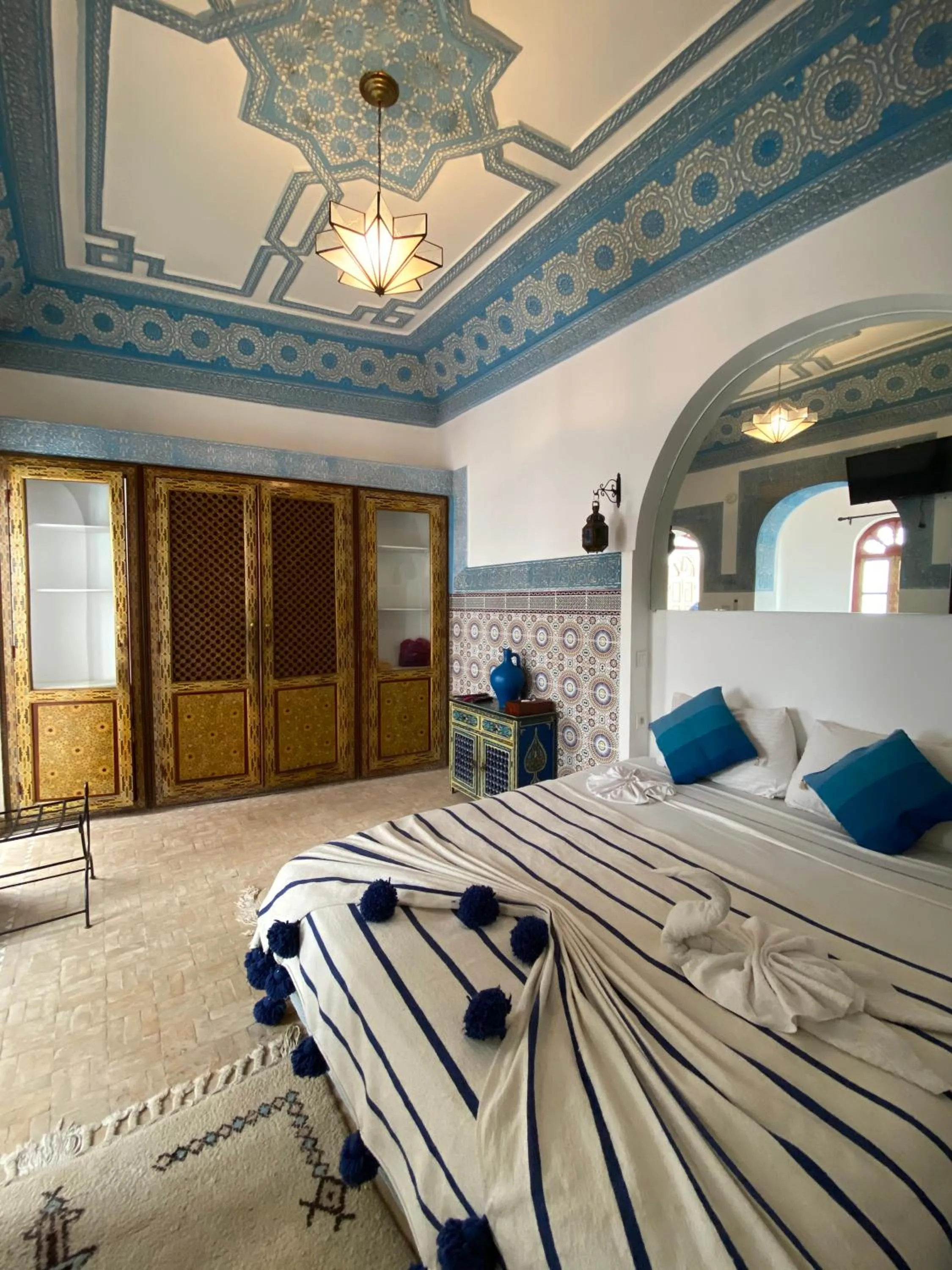 Bed in Riad Alma Mouassine