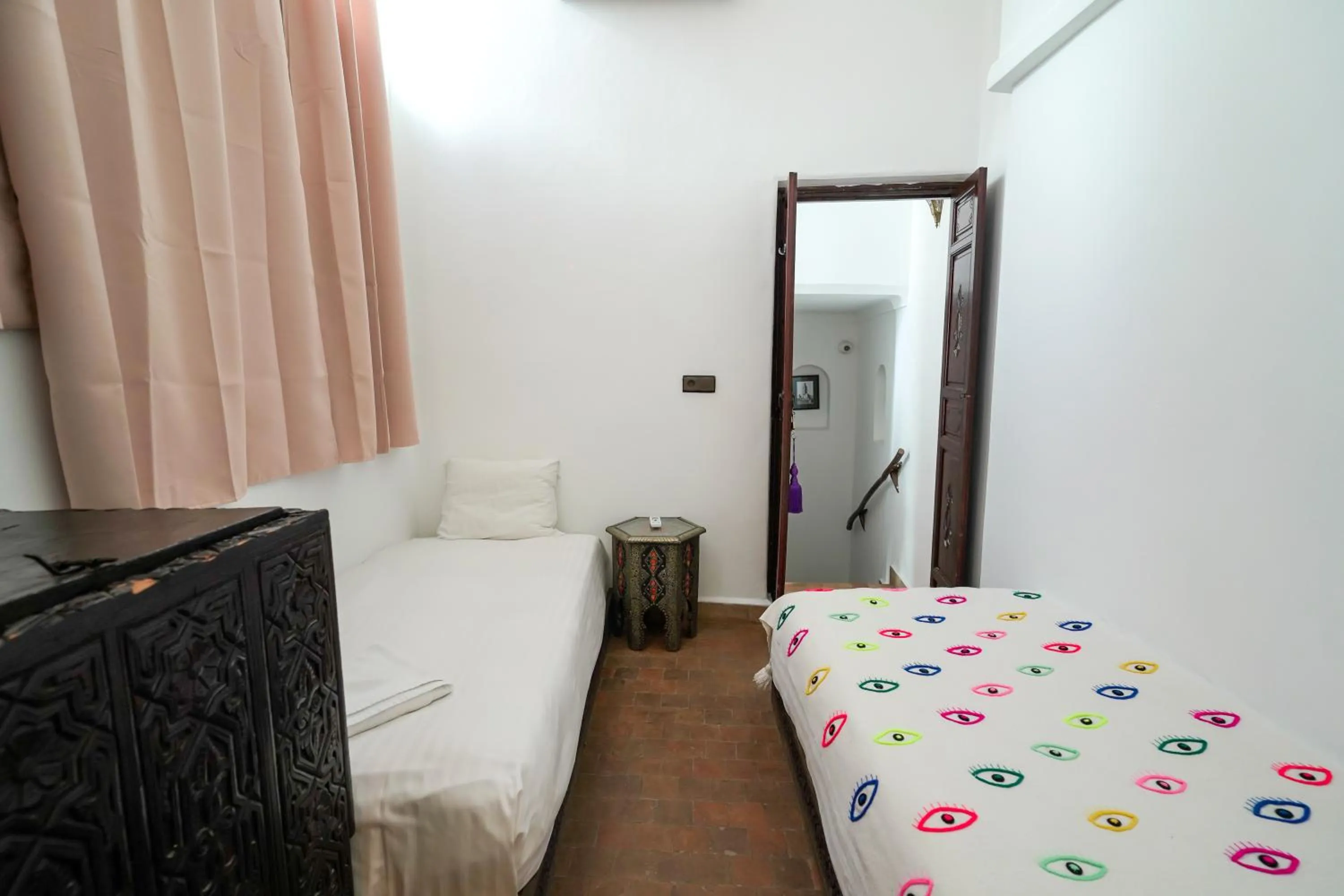 Bed in Riad Alma Mouassine