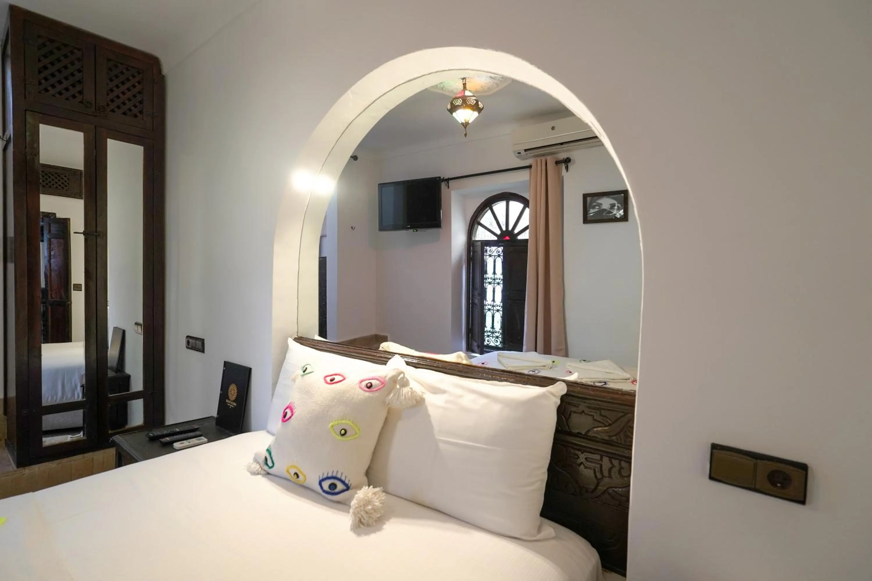 Bed in Riad Alma Mouassine