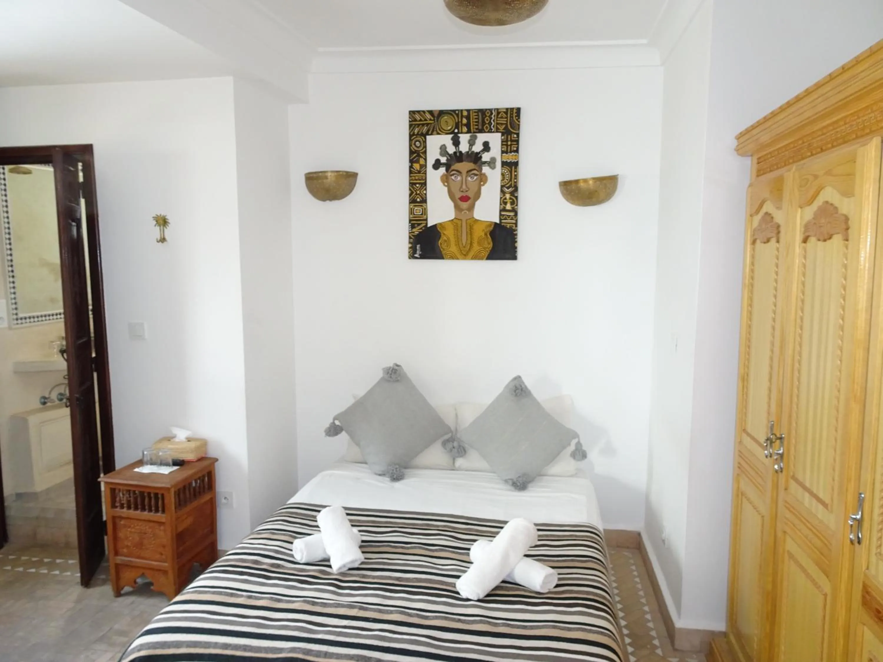 Bed in Riad Alma Mouassine