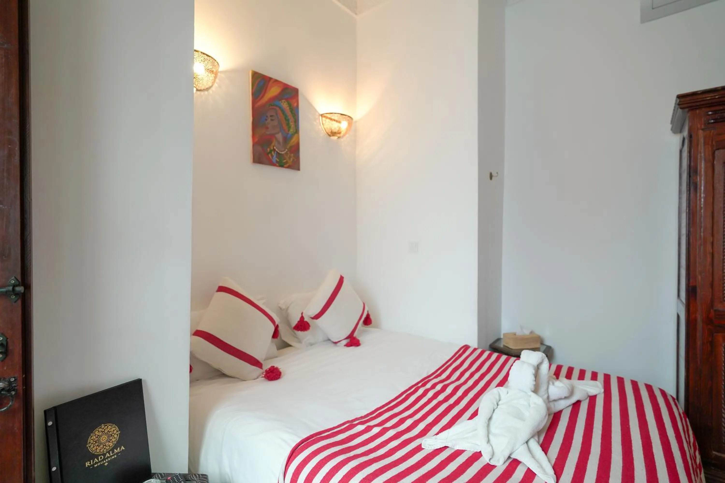 Bed in Riad Alma Mouassine