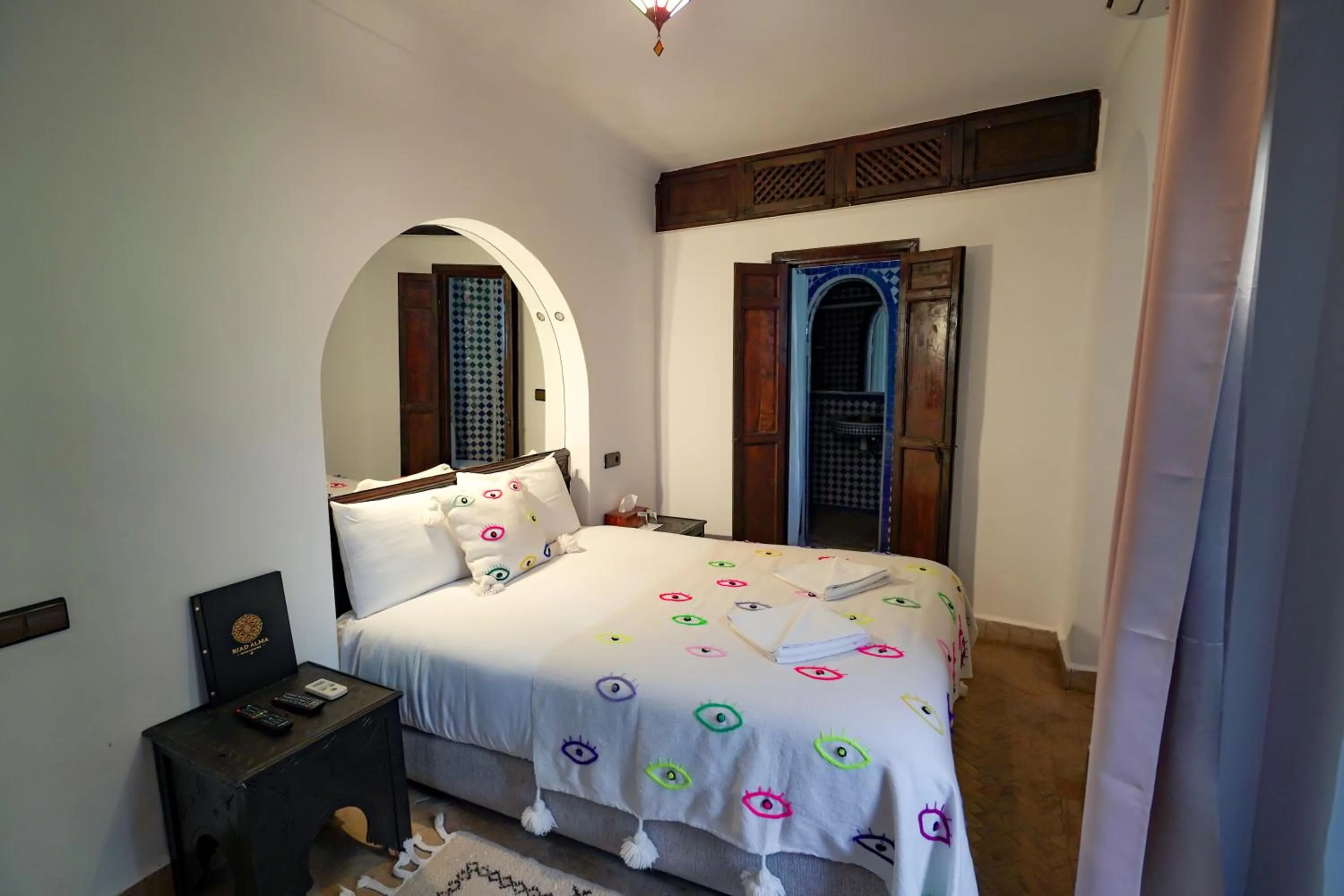 Bed in Riad Alma Mouassine